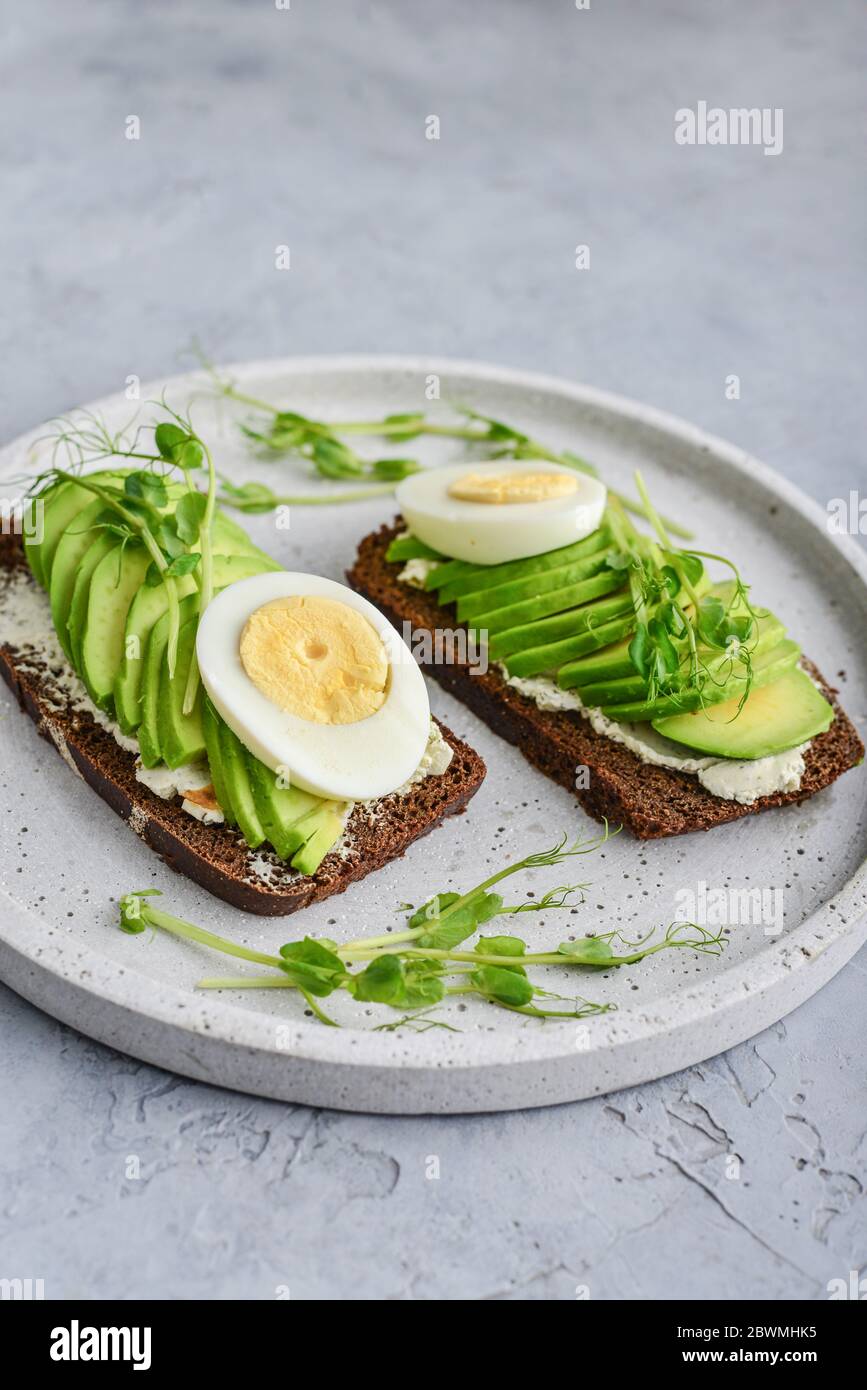 Avocado Mit Gekochtem Ei