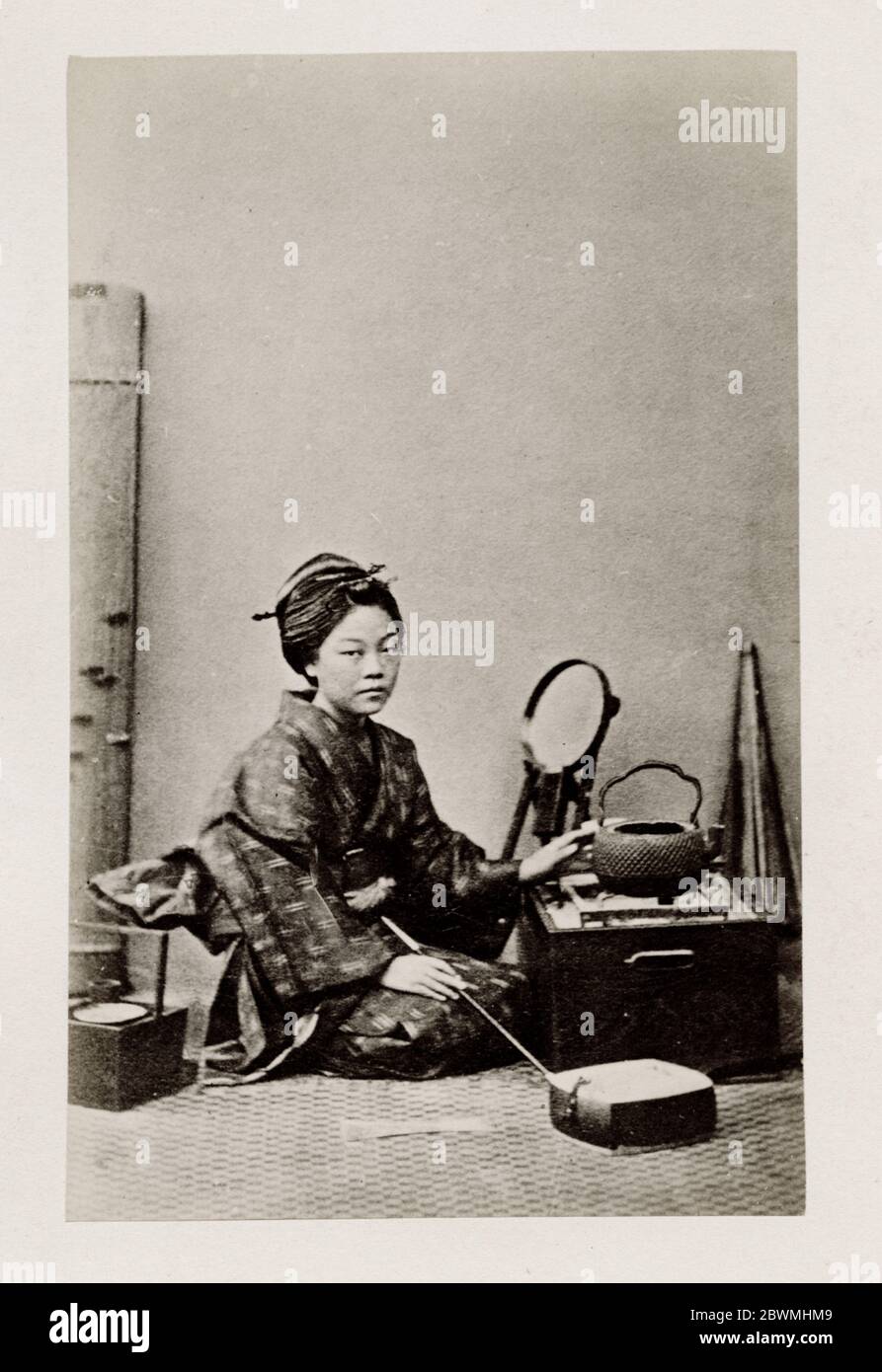 Vintage 19. Jahrhundert Fotografie - frühe fotografische Porträt aus Japan, wahrscheinlich das Werk der japanischen Fotografin Shimooka Renjo - Frau mit Spiegel. Stockfoto