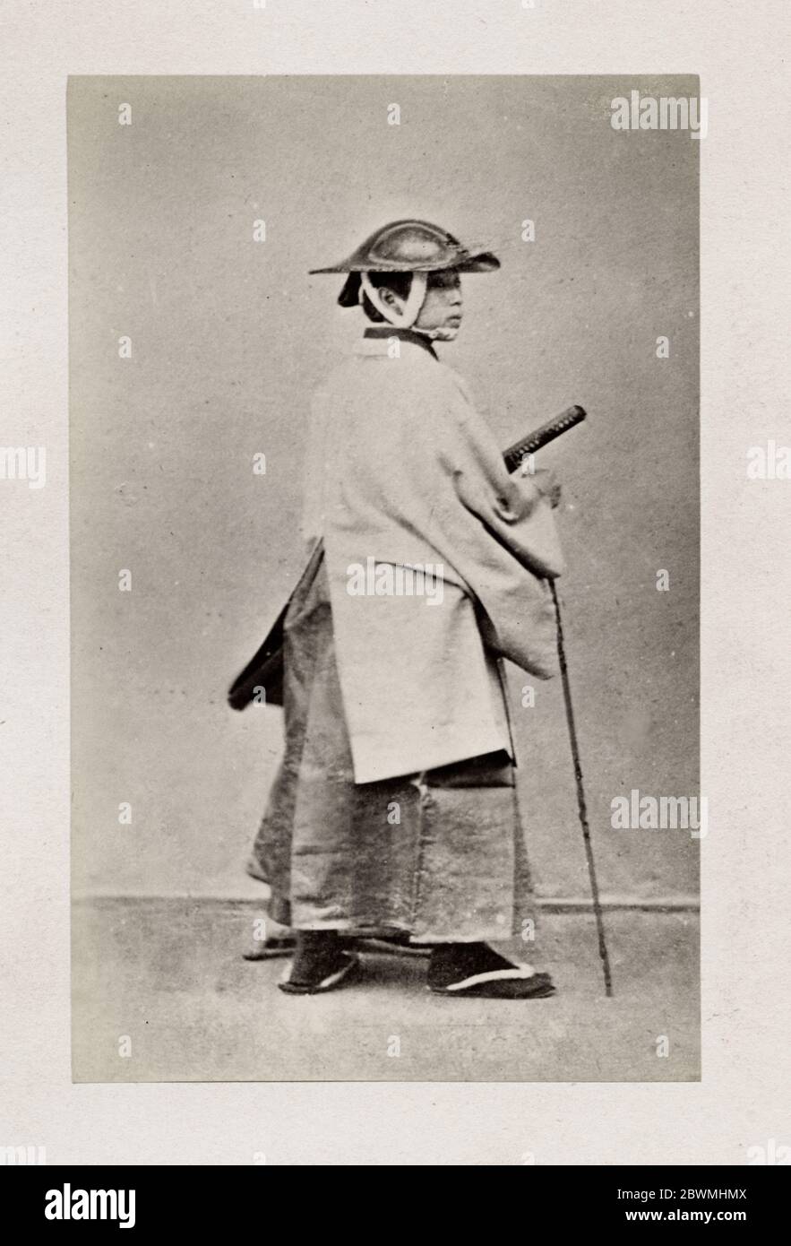 Vintage 19. Jahrhundert Fotografie - frühe fotografische Porträt aus Japan, wahrscheinlich das Werk der japanischen Fotografin Shimooka Renjo - Samurai. Stockfoto
