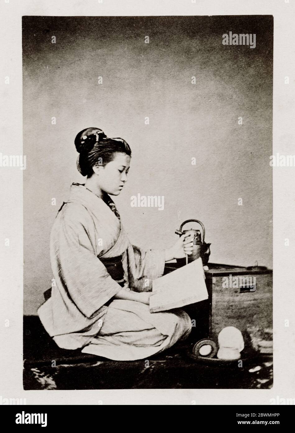 Vintage 19. Jahrhundert Fotografie - frühe fotografische Porträt aus Japan, wahrscheinlich die Arbeit der japanischen Fotografin Shimooka Renjo - Frau Lesung. Stockfoto