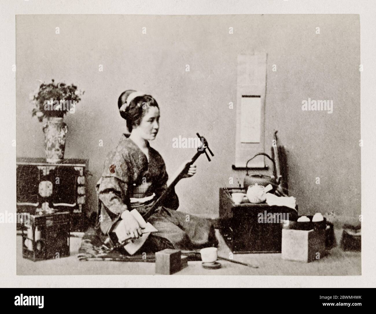Vintage 19. Jahrhundert Fotografie - frühes fotografisches Porträt aus Japan, wahrscheinlich das Werk der japanischen Fotografin Shimooka Renjo - Frau mit Shamisen. Stockfoto
