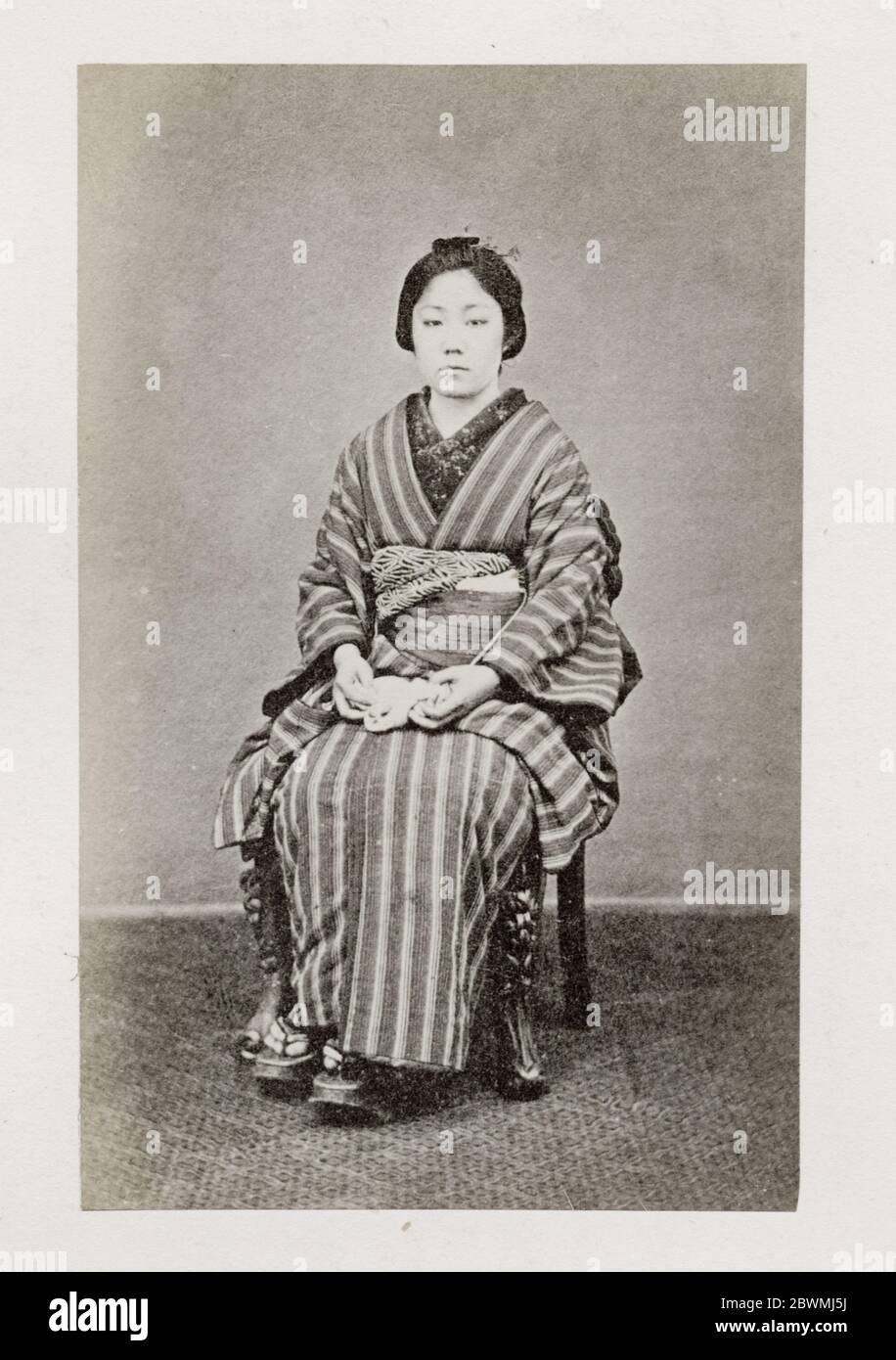 Vintage 19. Jahrhundert Fotografie - frühe fotografische Porträt aus Japan, wahrscheinlich das Werk der japanischen Fotografin Shimooka Renjo - sitzende Frau. Stockfoto
