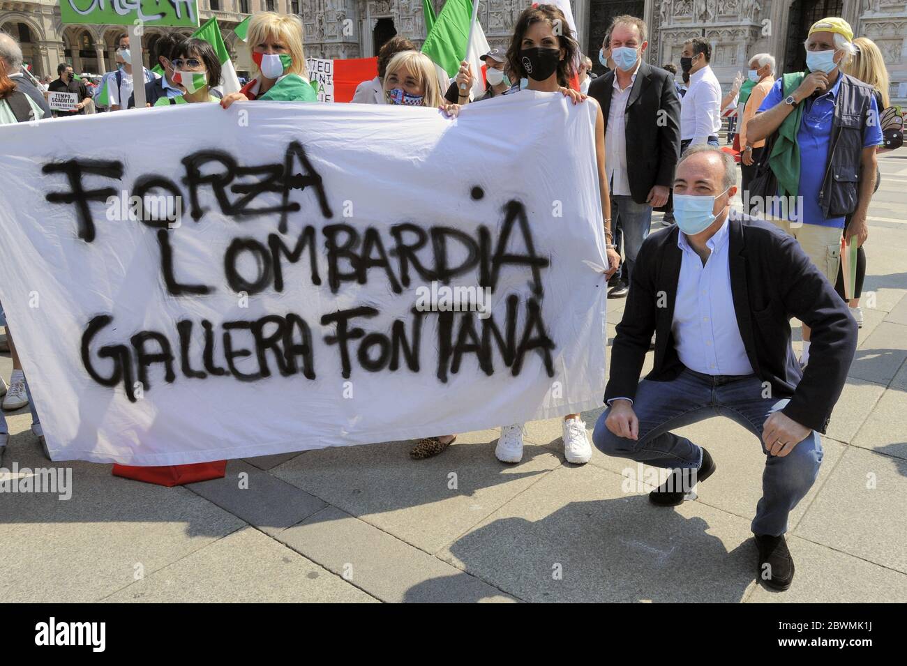 Mailand (Italien), anlässlich des 2. Juni, Tag der Republik, die rechten Parteien, Matteo Salvini's League, Giorgia Melonis Fratelli d'Italia und Berlusconis Forza Italia besetzten die Plätze vieler italienischer Städte, um gegen die Verwaltung der Coronavirus-Epidemie durch die Regierung und gegen die Maßnahmen zur Bekämpfung der daraus resultierenden Wirtschaftskrise zu protestieren. Giulio Gallera, von der Rechten regierter Stadtrat für Gesundheit der Region Lombardei, der für seine fragwürdige Verwaltung des Notfalls von Covid-19 verantwortlich ist. Stockfoto