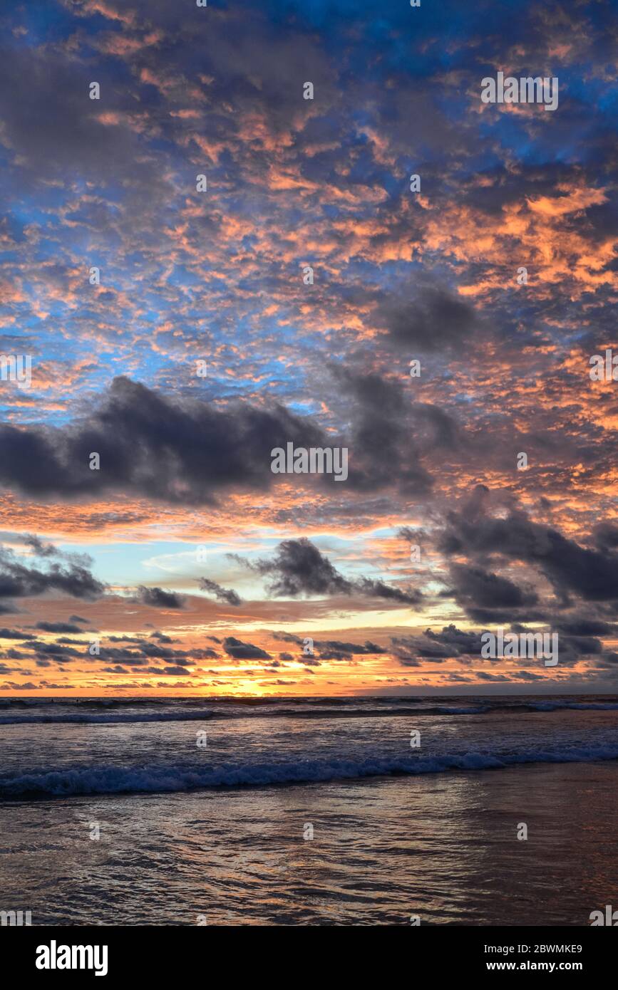 Wunderschöner, leuchtend violetter Sonnenuntergang auf dem Meer auf Bali Stockfoto