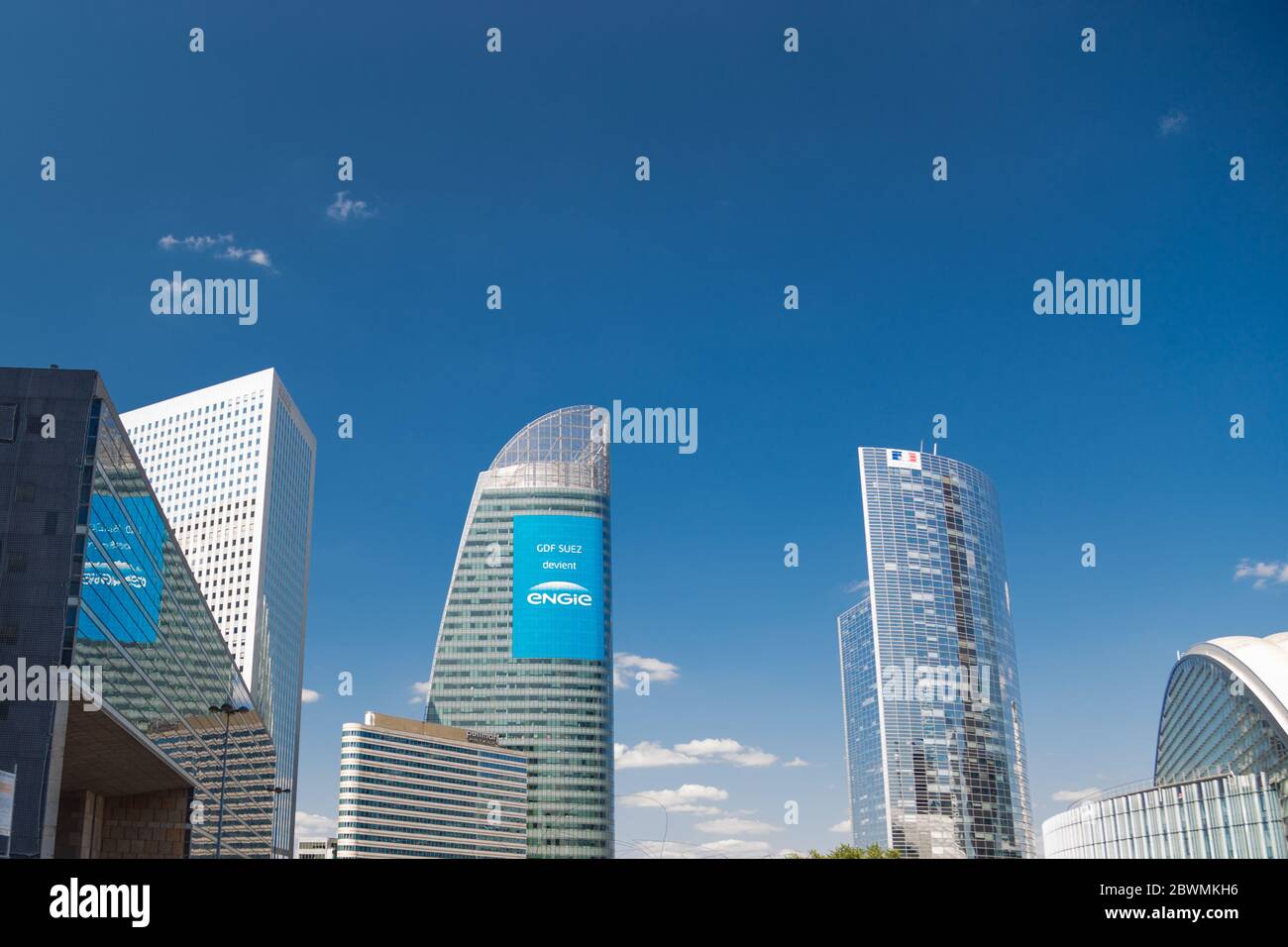 Paris, Frankreich - Juli 13 2019: Mehrere hohe Gebäude in Paris, Frankreich im La Defense Viertel auf blauem Himmel Hintergrund Stockfoto