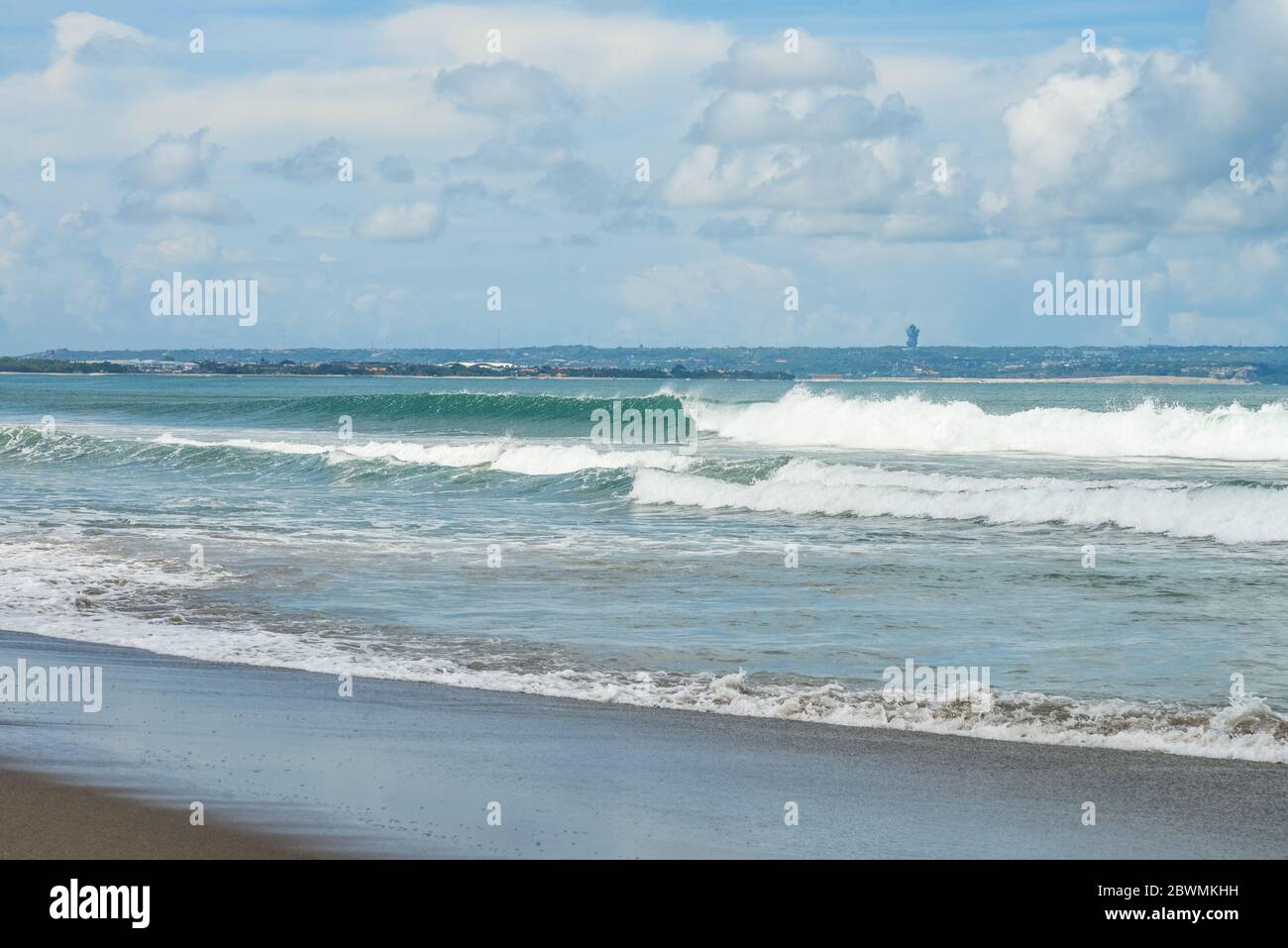Petitenget Beach in Seminyak bei schönem Wetter, beliebter Sunset Beach in Bali, Indonesien Stockfoto