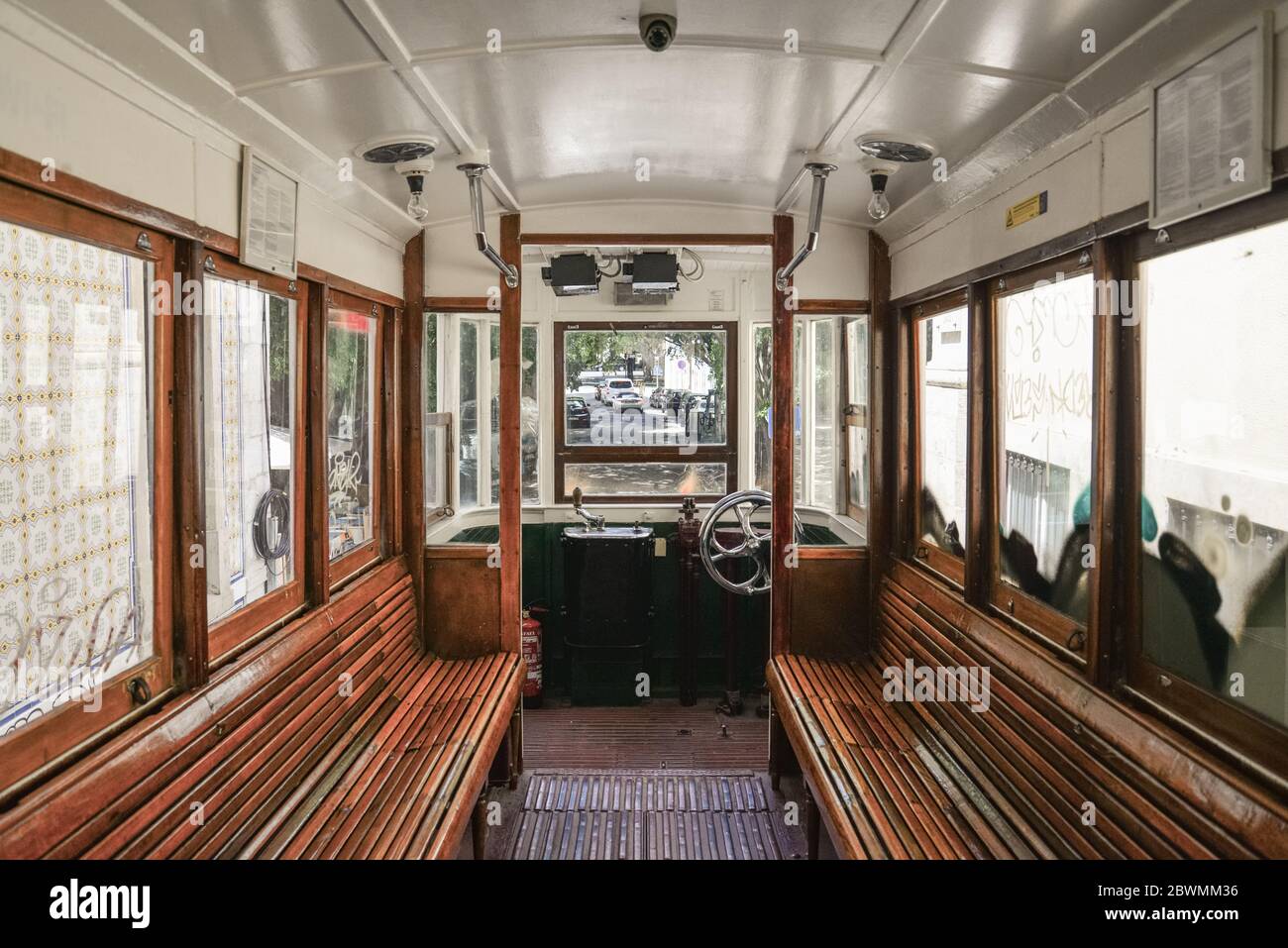 LISSABON, PORTUGAL - 4. JULI 2019: Innenraum der Straßenbahn der Lavra-Standseilbahn (Ascensor do Lavra) im Stadtzentrum von Lissabon, Portugal Stockfoto