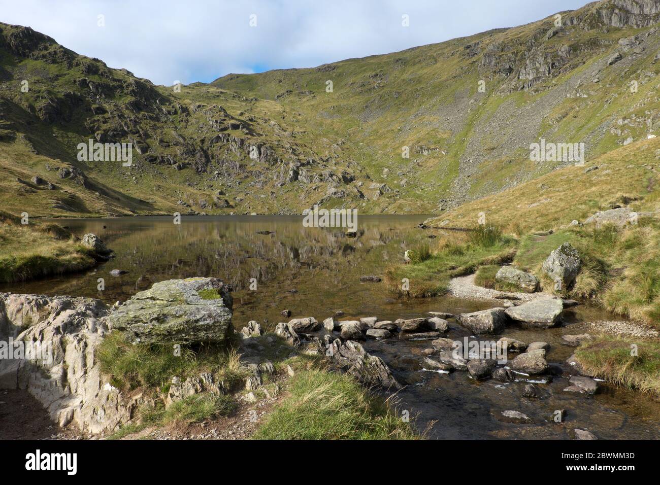 Kleines Wasser, ein corrie tarn im Lake District National Park. Gelegen an der High Street Range, zwischen harter Fell und Mardale Ill Bell Stockfoto