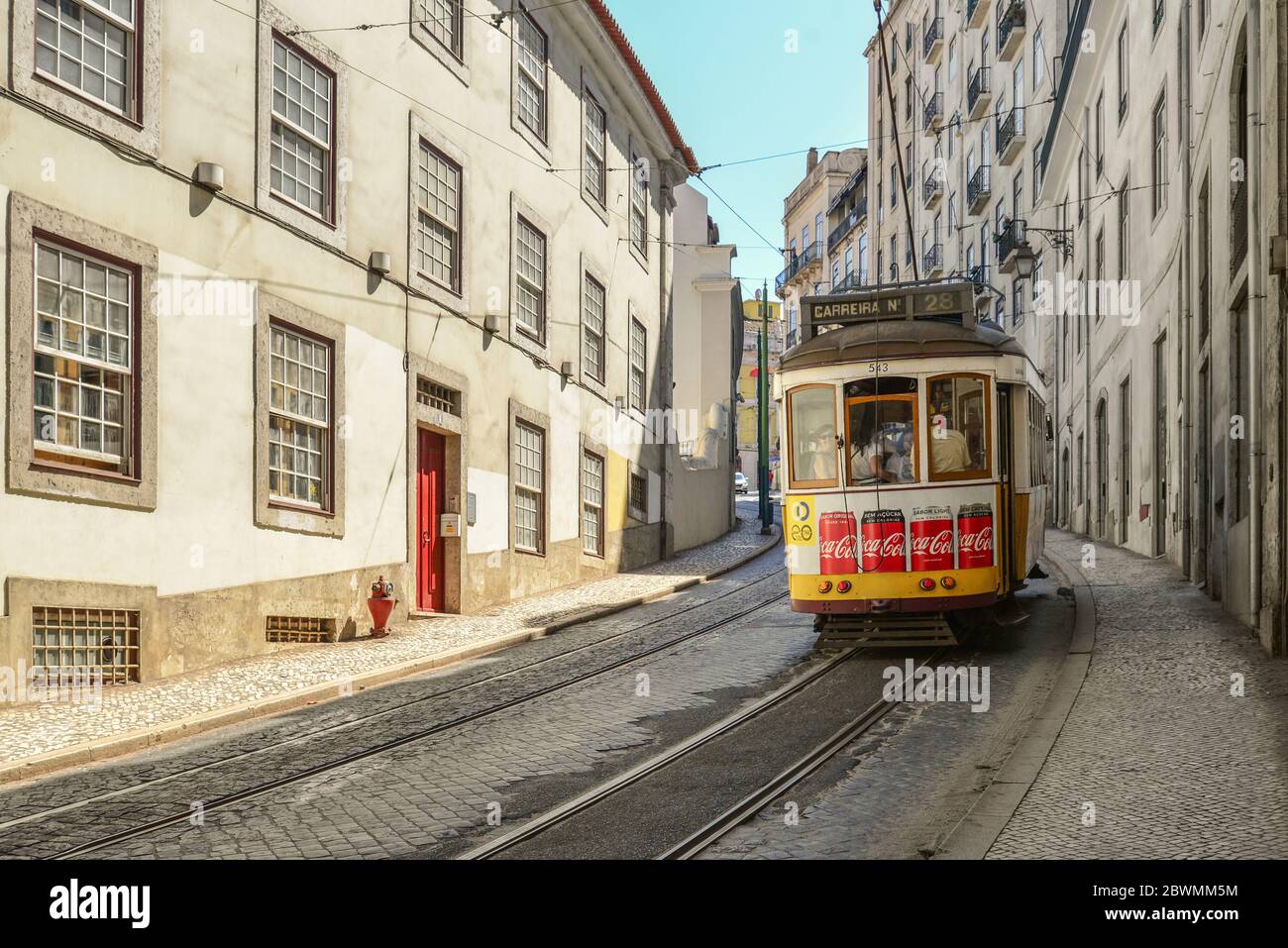 LISSABON, PORTUGAL - 4. JULI 2019: Berühmte Straßenbahn 28 voller Touristen im Stadtzentrum von Lissabon - eine der wichtigsten Sehenswürdigkeiten in Lissabon, Portuga Stockfoto