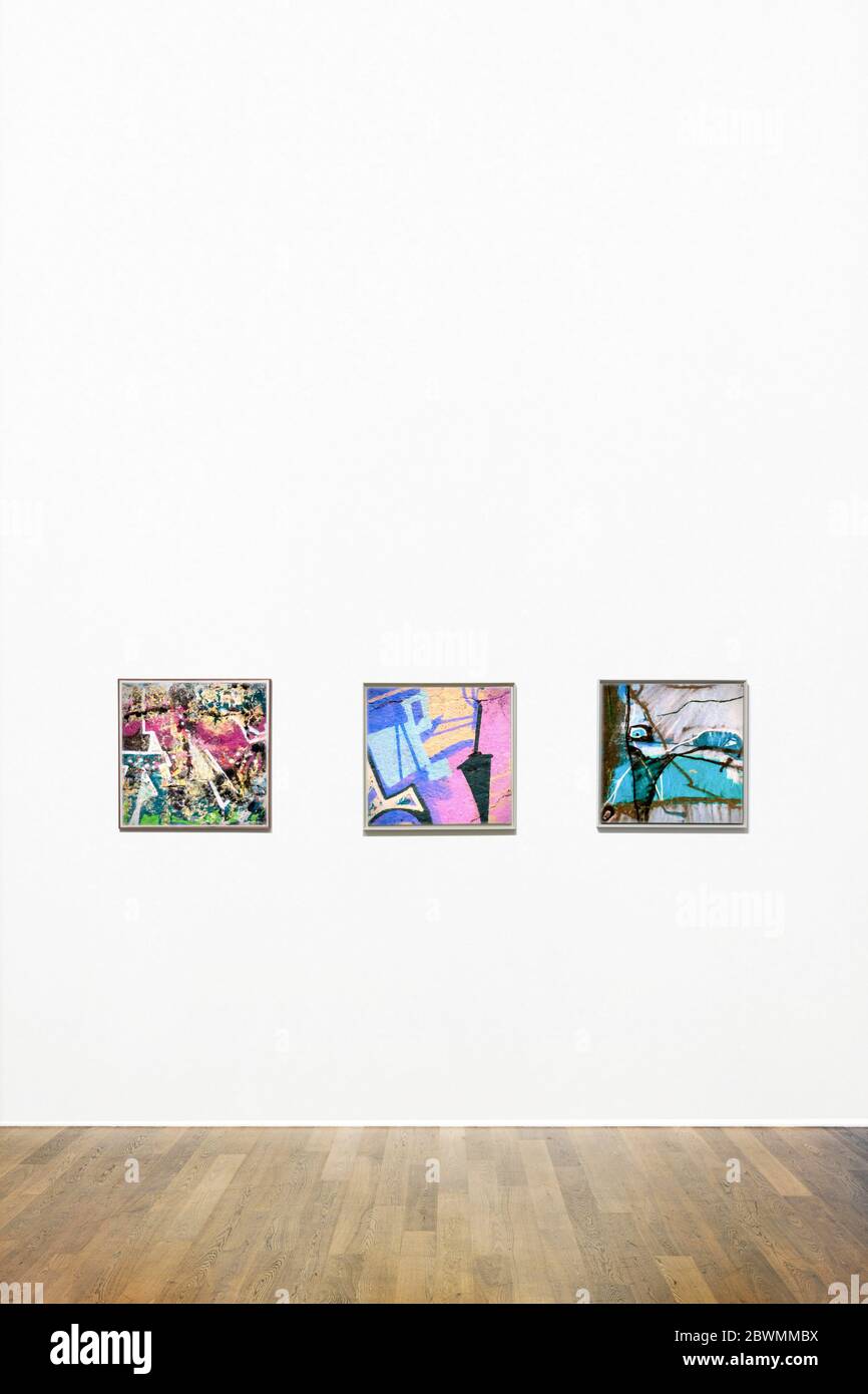Illustration von drei gerahmten abstrakten Originalgemälden, die an der weißen Wand einer Kunstgalerie gezeigt werden Stockfoto