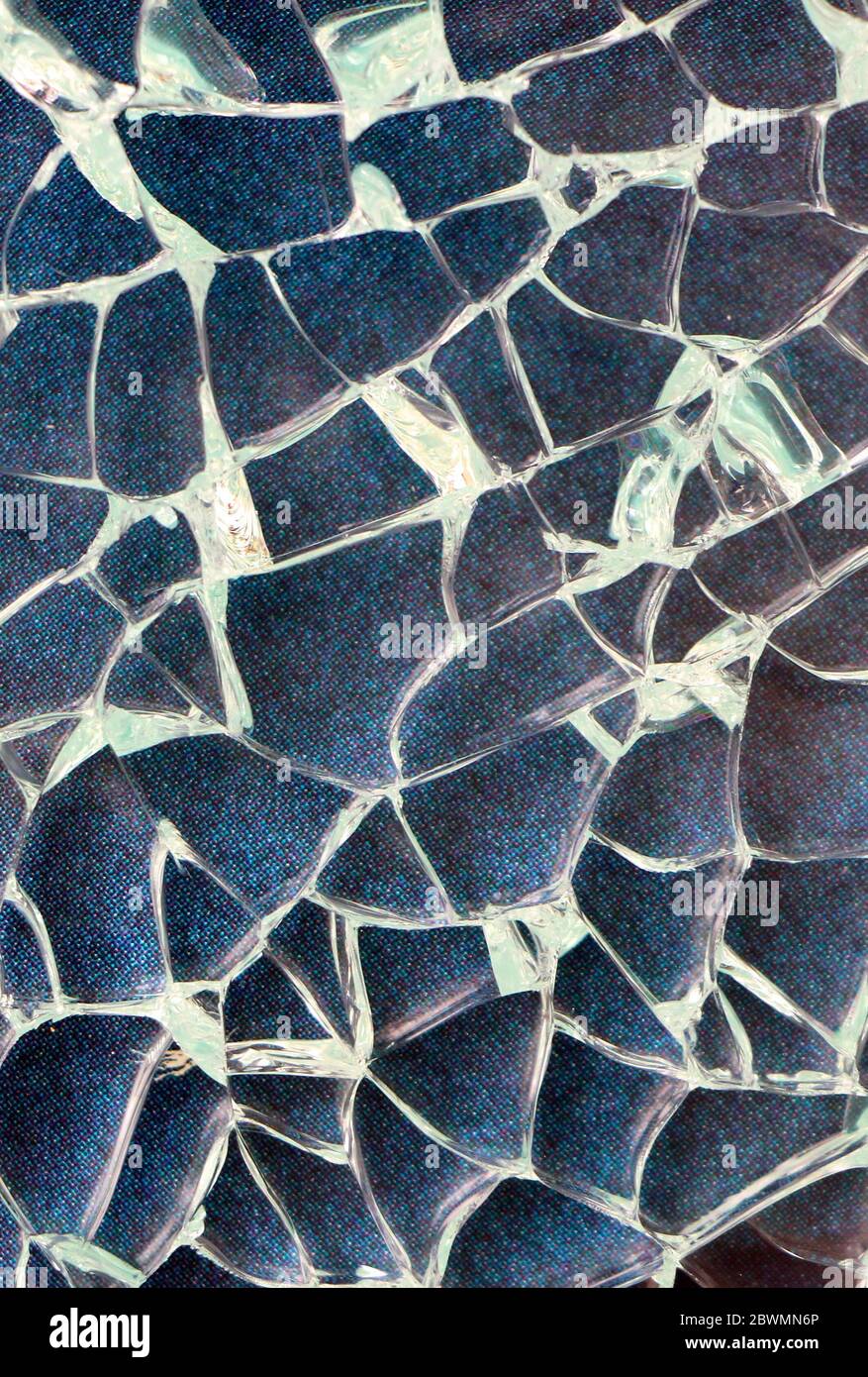 Zerbrochenes Glas auf blauem Hintergrund Stockfoto