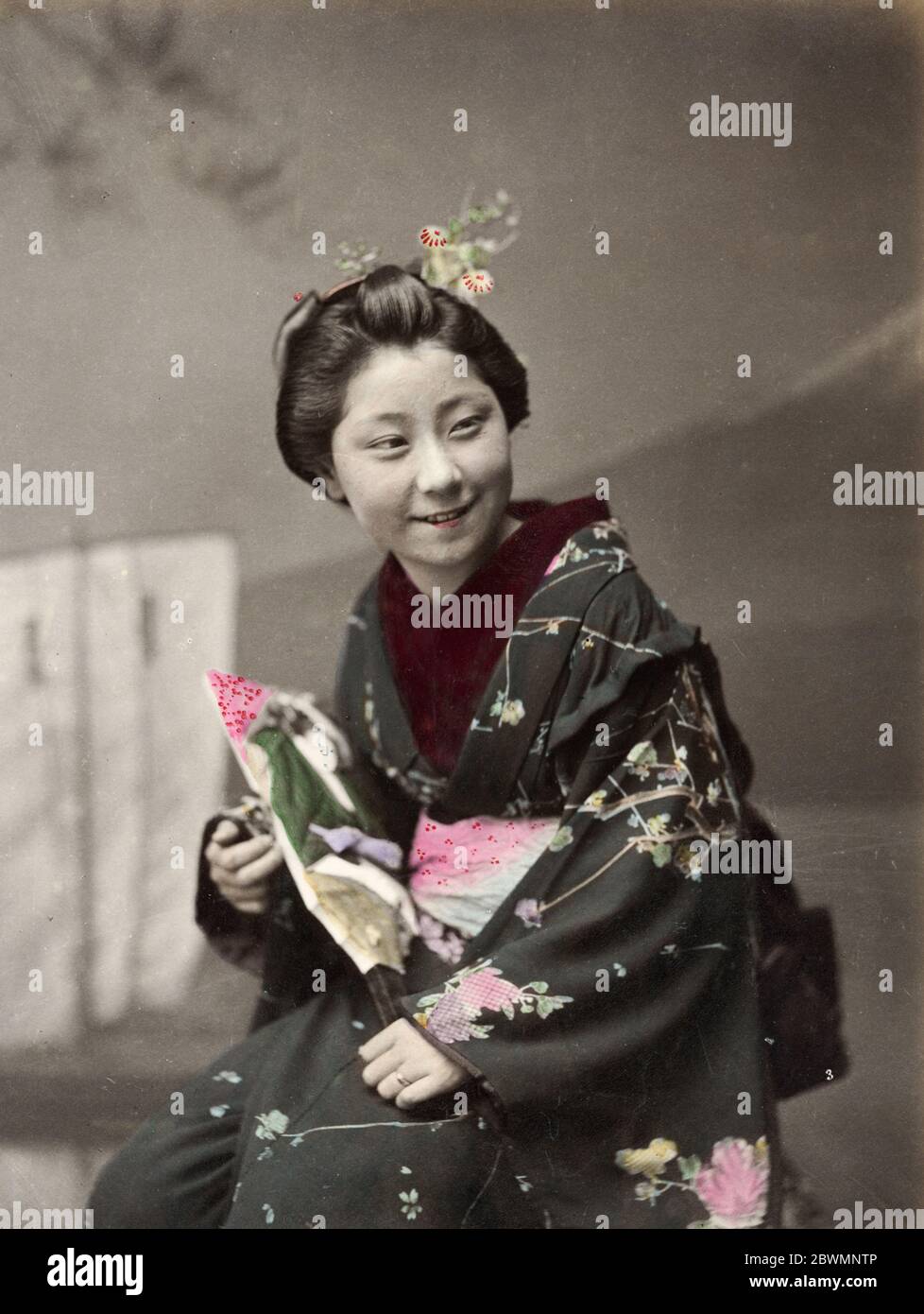 Vintage 19. Jahrhundert Fotografie Japan - junge Frau in verzierten Kimono, lächelnd. Stockfoto