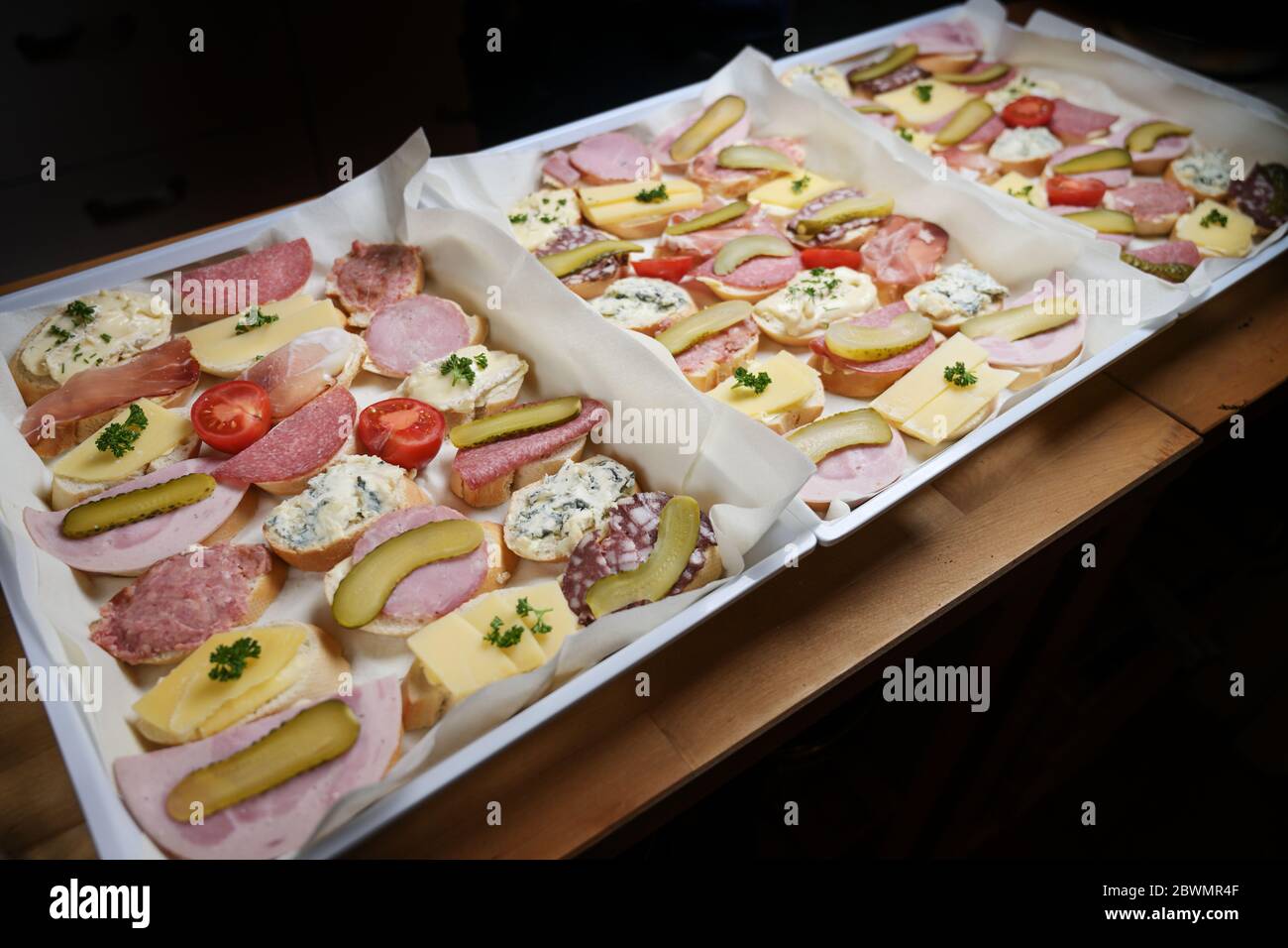 Viele BaguetteSandwiches mit Käse und Wurst für ein zwangloses Party