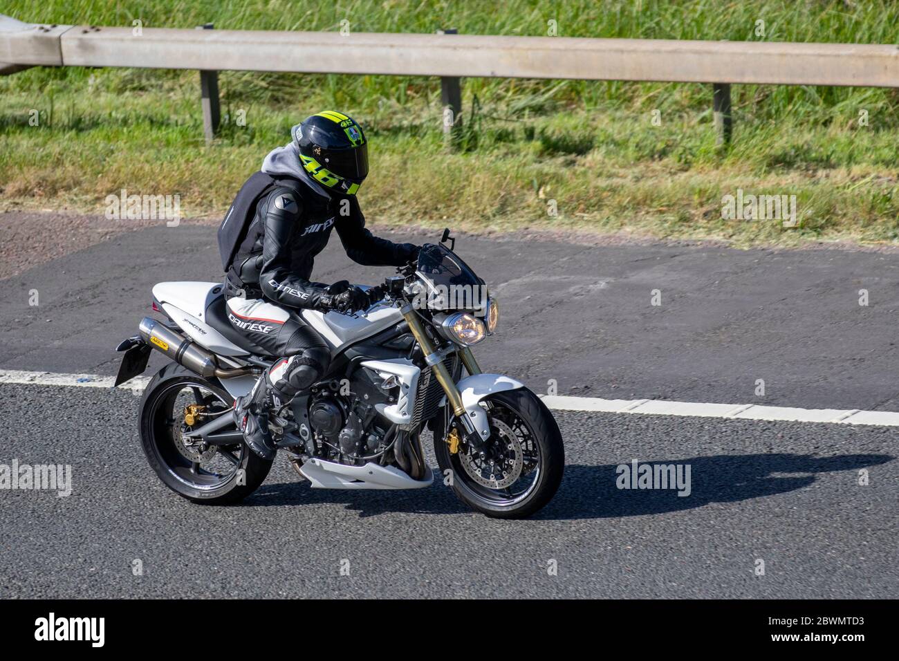 Triumph Motorrad Fahrer; zwei Radtransport, Motorräder, Fahrzeug, Straßen, Roadster Motorräder, Motorradfahrer fahren auf der Autobahn M6 Chorley, Großbritannien Stockfoto