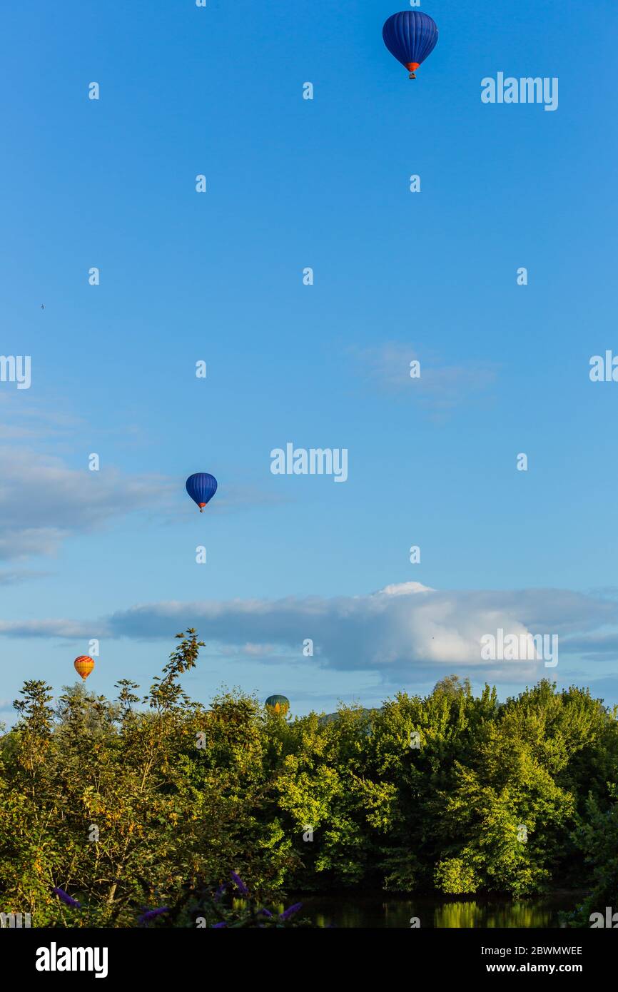 Heißluftballons fliegen über die Dordogne im Südwesten Frankreichs Stockfoto