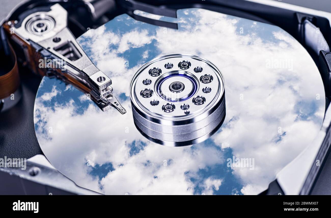 Ein wolkig Himmel spiegelt sich auf der Magnetscheibe einer Festplatte wider Stockfoto