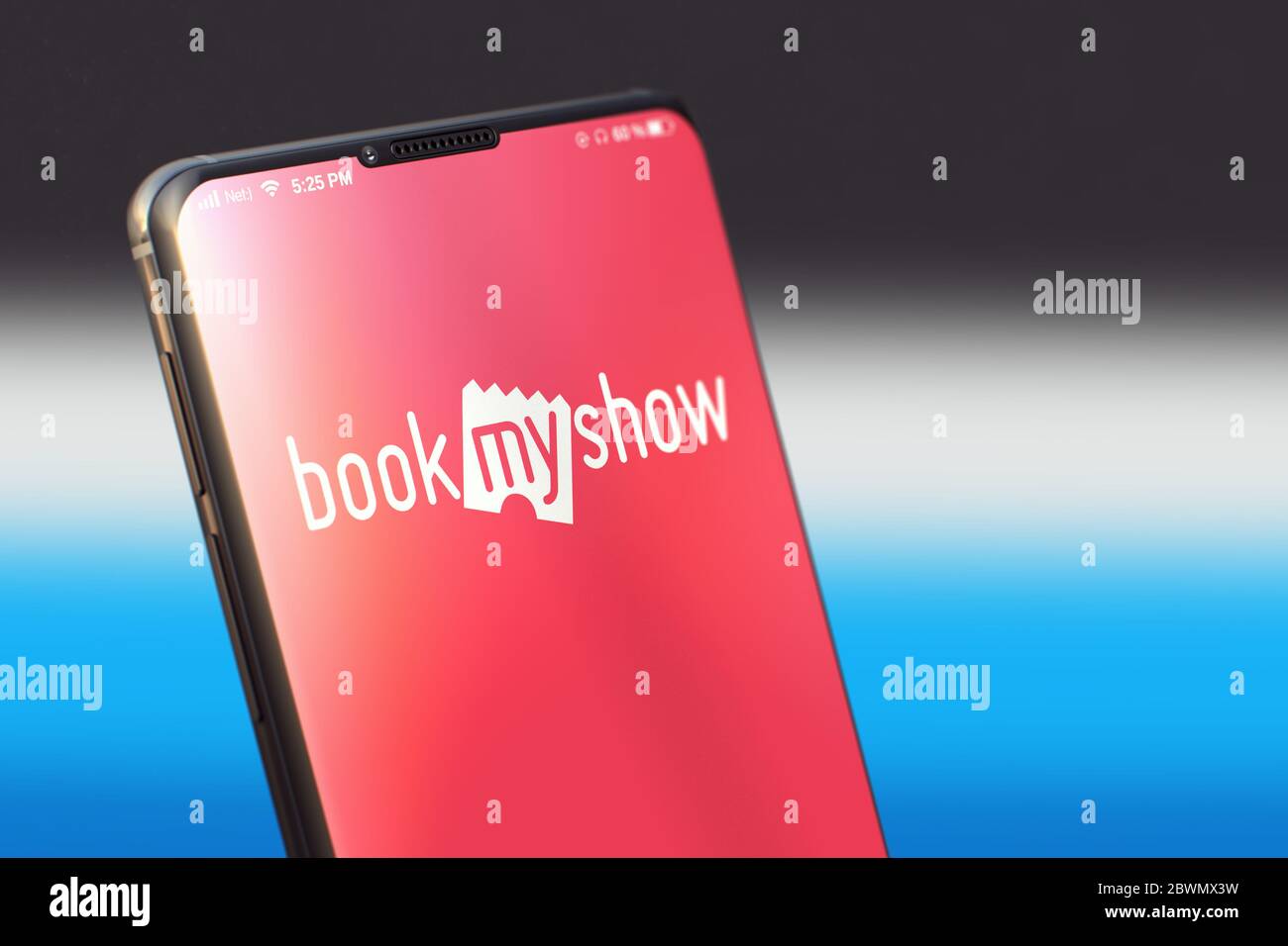 KIEW, UKRAINE-JUNI, 2020: Bookmyshow Mobile Anwendung auf dem Smartphone-Bildschirm. Nahaufnahme Studio-Aufnahme von Smartphone mit Bookmyshow-Anwendung. Stockfoto