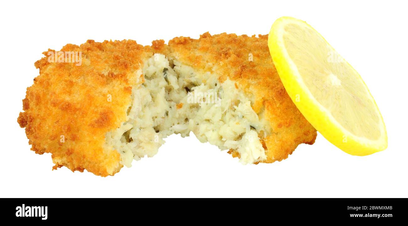 Breadcrumb bedeckt Kabeljau Fischkuchen isoliert auf einem weißen Hintergrund Stockfoto