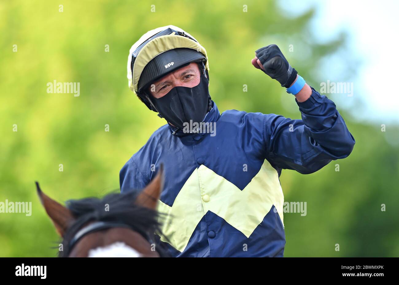 Frankie Dettori feiert nach seinem ersten Rennen zurück nach dem Coronovirus Sperrung mit dem Sieg auf Galsworthy in der Unibet Casino Einzahlung £10 erhalten £40 Bonus Maiden Einsätze auf Kempton Rennbahn. Stockfoto