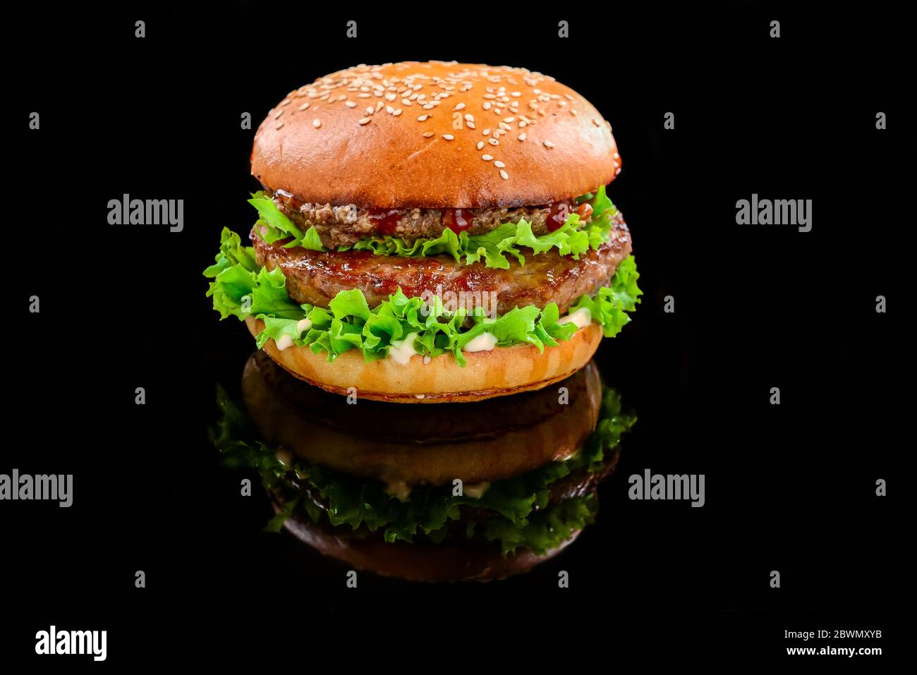 Leckere hausgemachte gegrillte Burger mit Rindfleisch Stockfoto