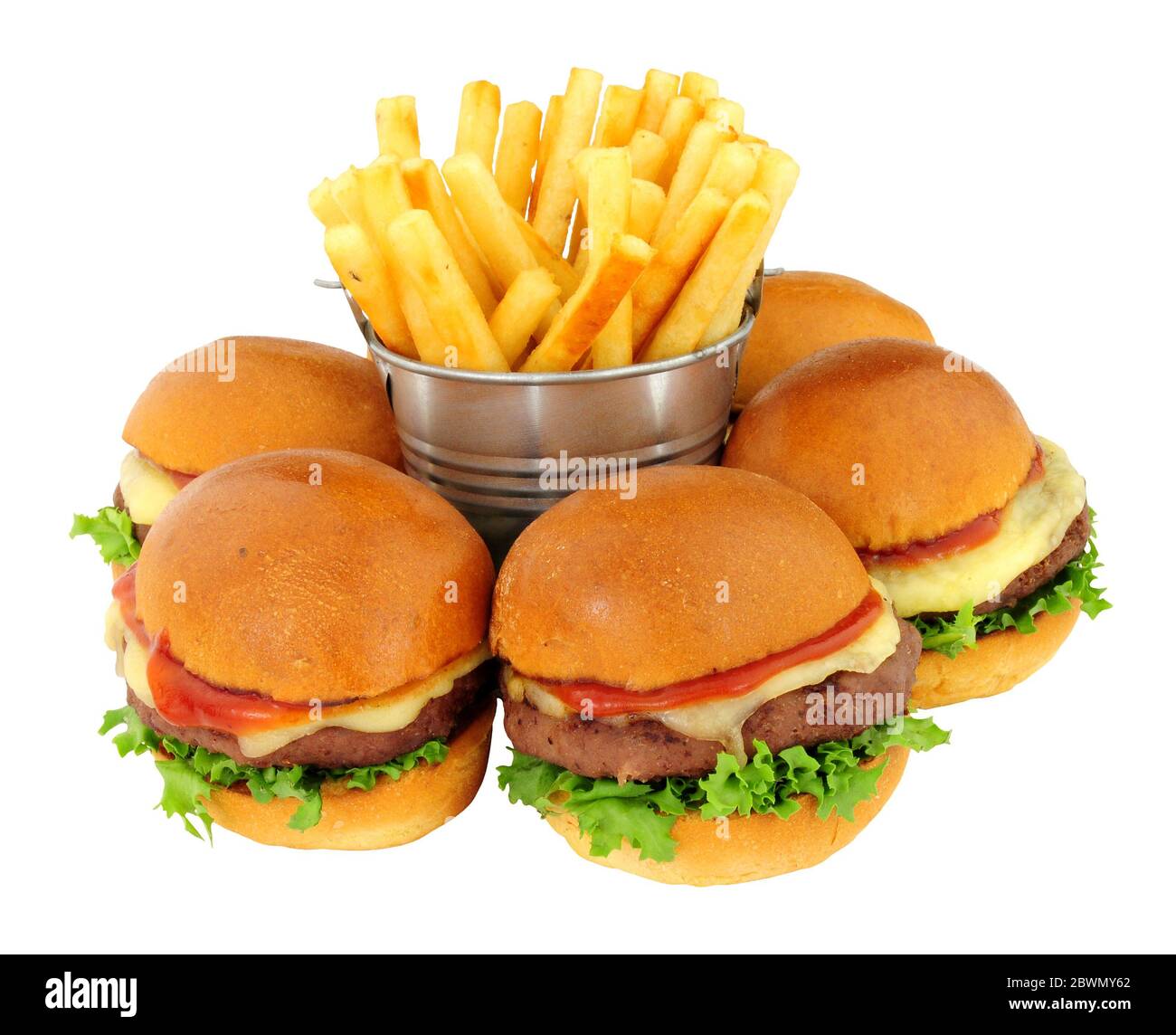 Eine Gruppe von Cheeseburger Sliders in Brioche-Brötchen und Pommes Frites auf weißem Hintergrund Stockfoto