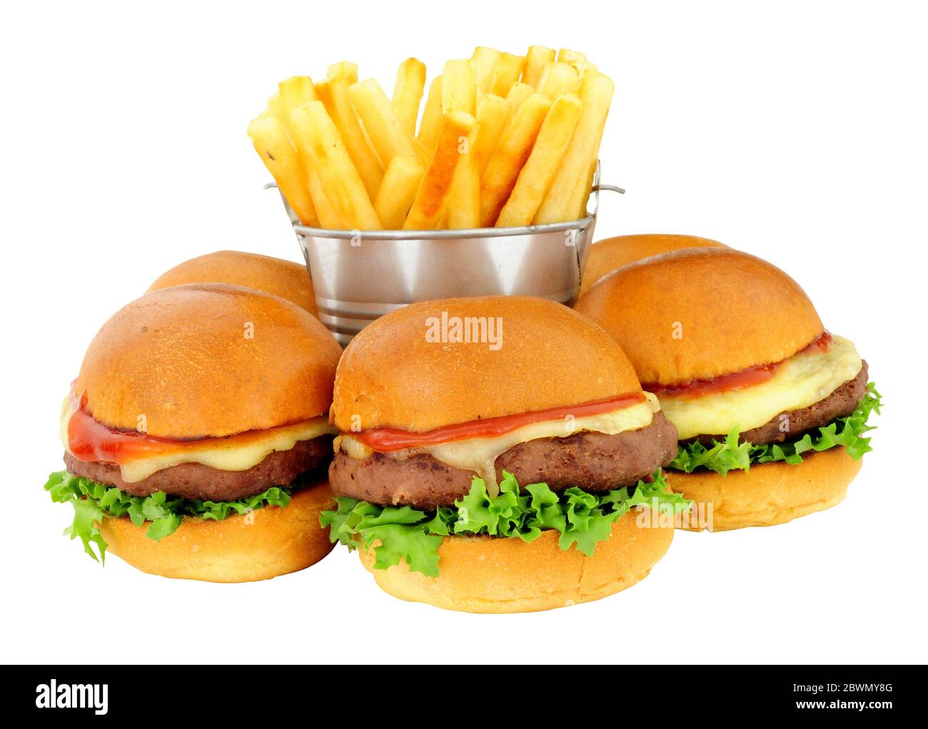 Eine Gruppe von Cheeseburger Sliders in Brioche-Brötchen und Pommes Frites auf weißem Hintergrund Stockfoto