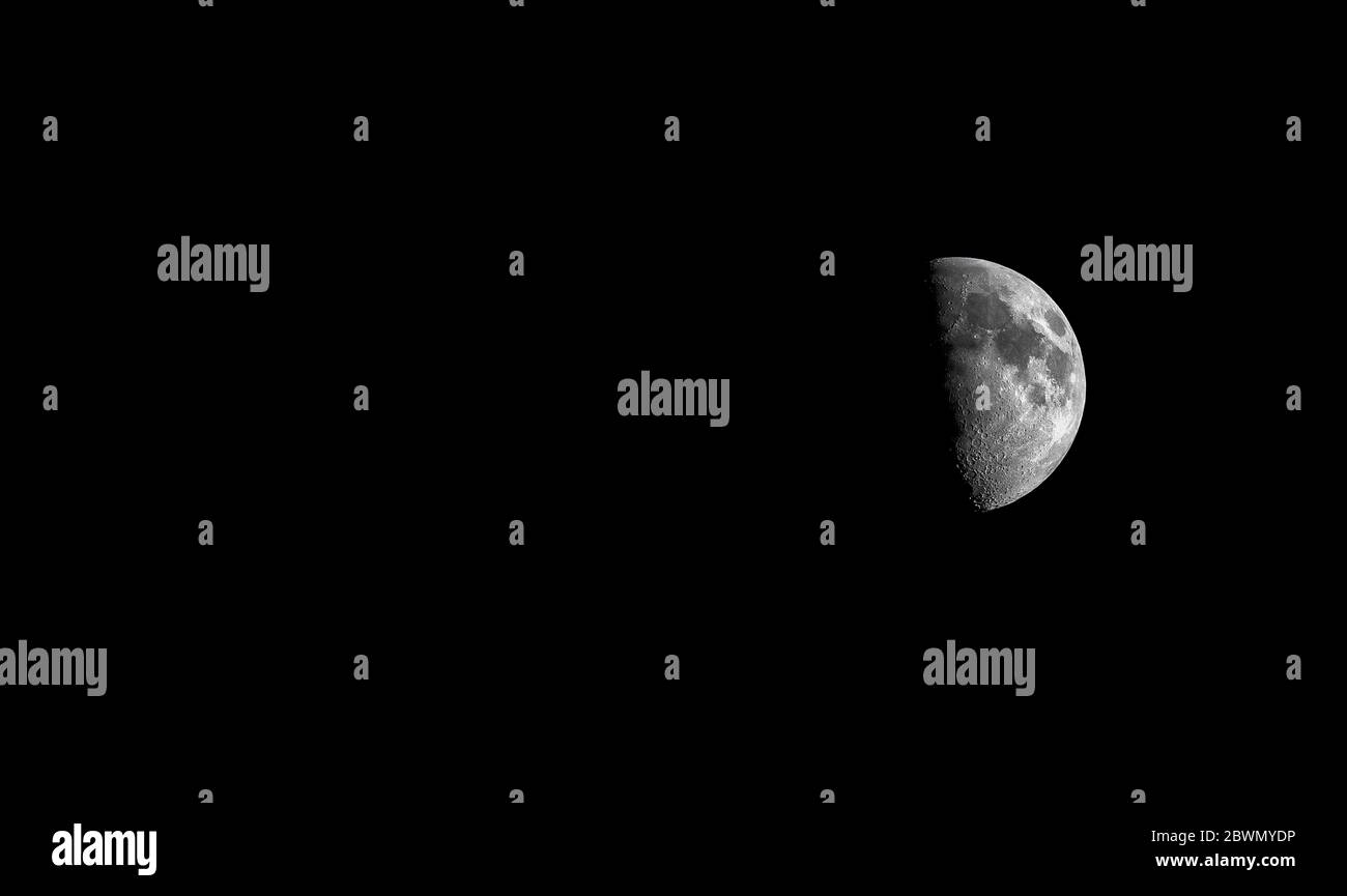 Wachender Gibbos-Mond gegen schwarzen Himmel Stockfoto