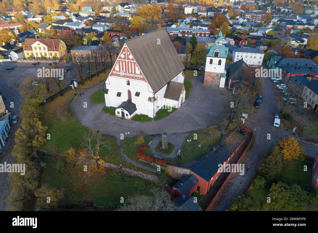 Alte lutherische Kathedrale im historischen Zentrum von Porvoo am Oktobernachmittag (Luftaufnahmen). Finnland Stockfoto
