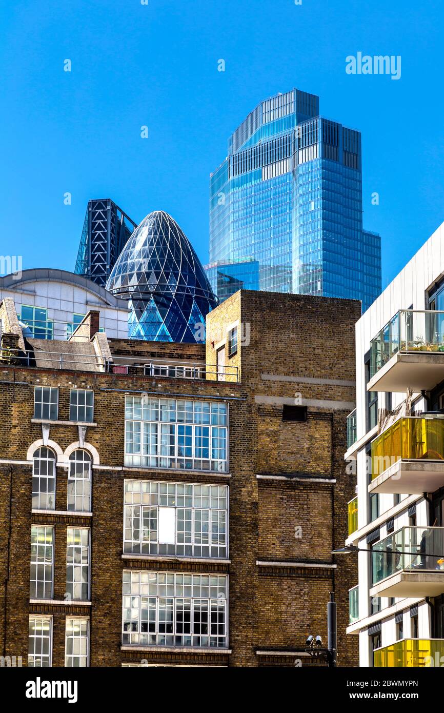 Moderne Wolkenkratzer in der City of London sichtbar hinter Lagerhäusern und Wohnblocks auf Spitalfields, London, Großbritannien Stockfoto