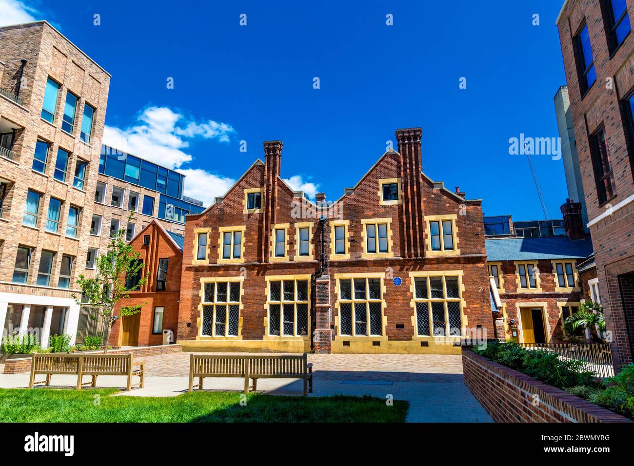 Außenansicht der Toynbee Hall, einer gemeinnützigen Einrichtung, die sich mit den Ursachen und Auswirkungen der Armut im Londoner East End beschäftigt Stockfoto