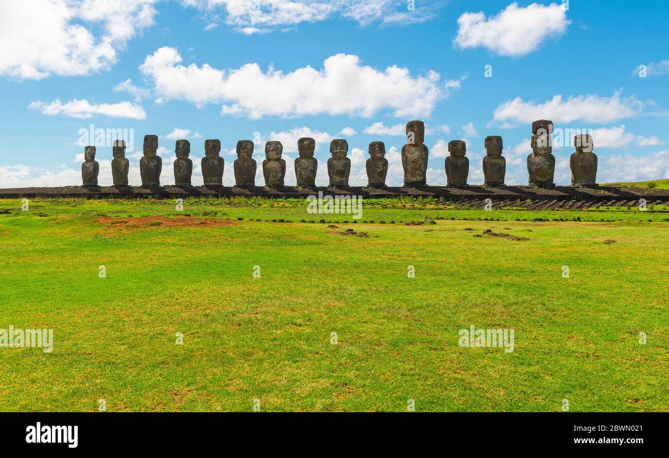 AHU Tongariki und seine 15 Moai tagsüber, Rapa Nui (Osterinsel), Chile. Stockfoto