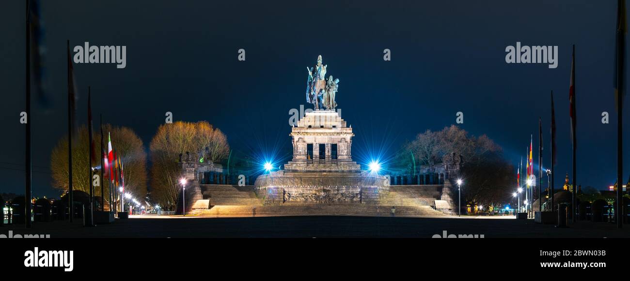 Nachtansicht der monumentalen Reiterstatue von Wilhelm I., dem ersten deutschen Kaiser.,an der Deutschen Ecke, Deutsch: Deutsches Eck. Zusammenfluss von Mosel und Rhein, Deutschland. Stockfoto