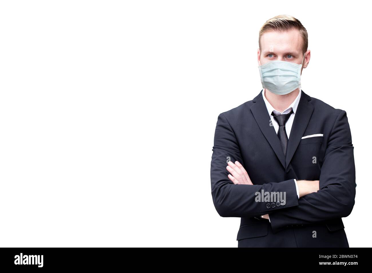 Geschäftsmann stehend trägt Gesichtsschutz oder Einweg-Gesichtsmaske zur Verhinderung Coronavirus (Covid-19) oder Luftstaub Verschmutzung isoliert auf weißen Rücken Stockfoto