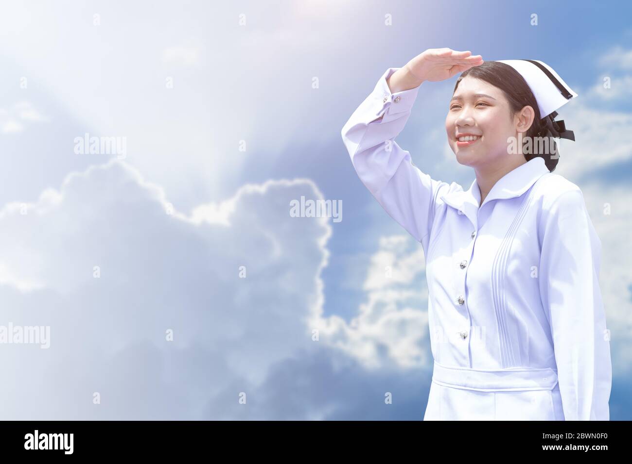 Asian Thai Young Nurse Blick in den Himmel für die Zukunft des Pflegeberufs oder Kindergarten rekrutieren Konzept Banner Werbung Hintergrund. Stockfoto