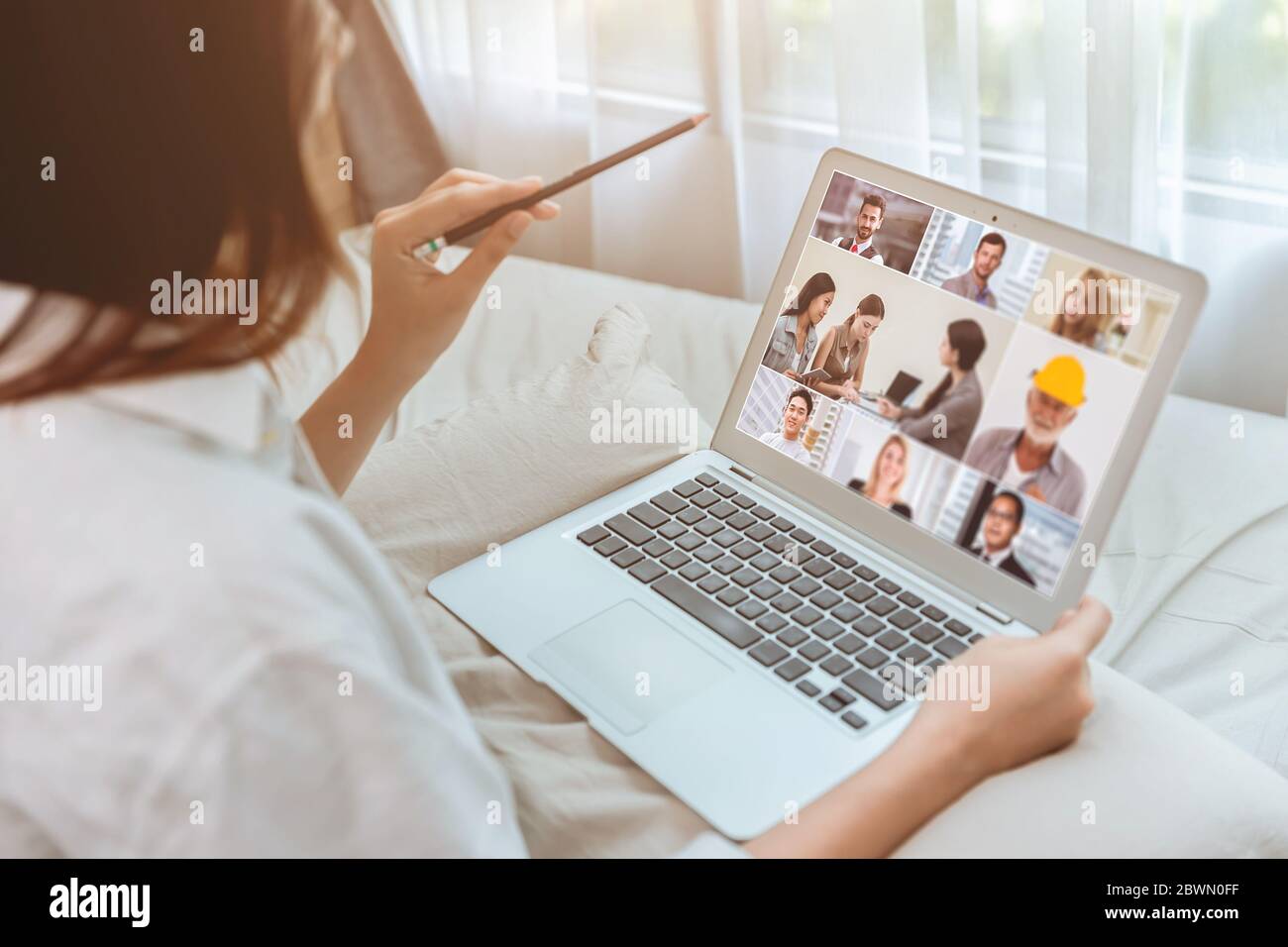 Geschäftsfrauen zu Hause bleiben Nahaufnahme Zoom Meeting Videoanruf mit Geschäftspartner mit Laptop während der Selbstquarantäne. Stockfoto