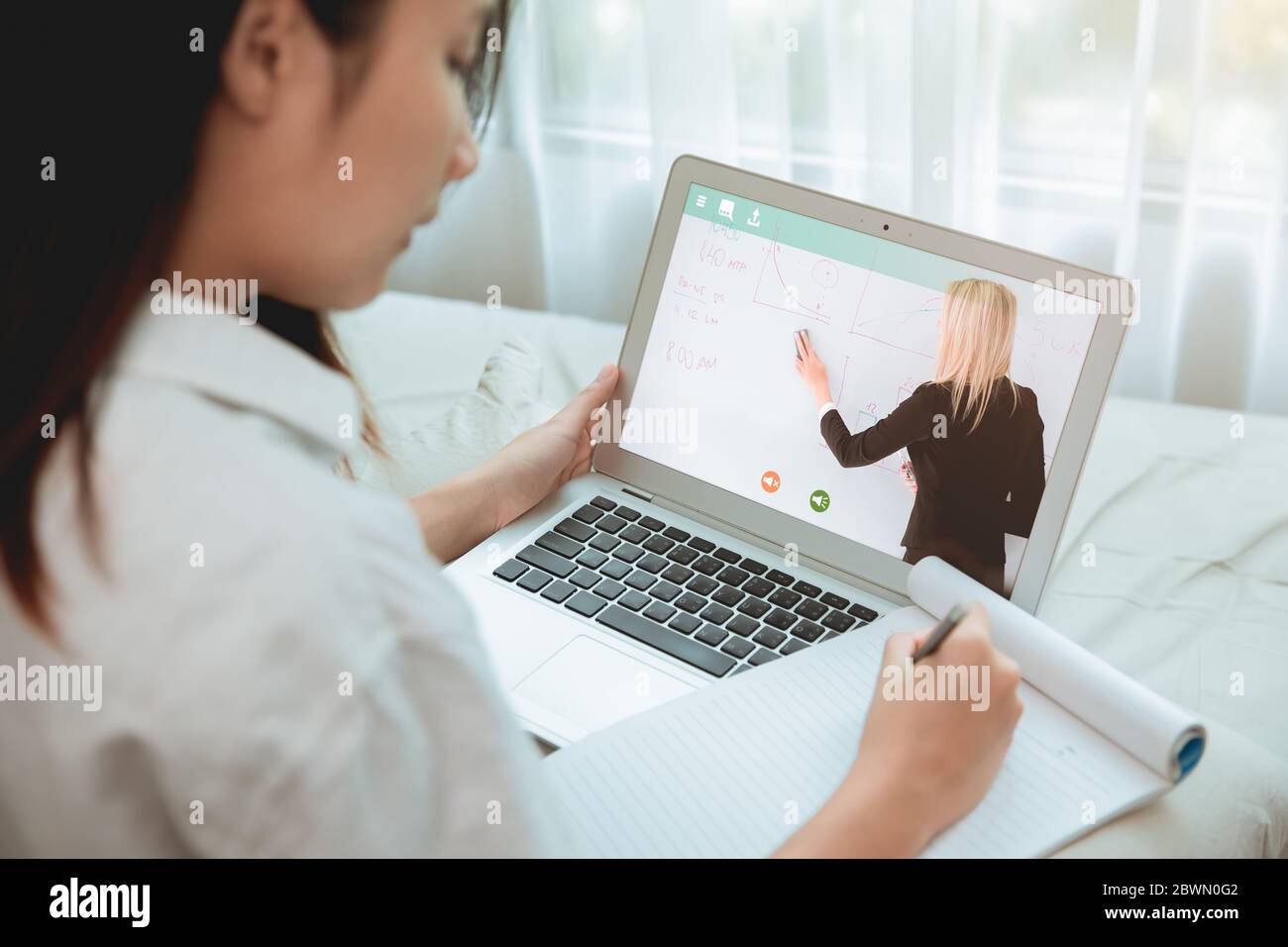 Homeschooling Konzept, Teen Student Stay Home mit onling Klassenzimmer oder E-Learning-System für die Selbstbildung über Internet Cloud Lektion während Self-Qua Stockfoto