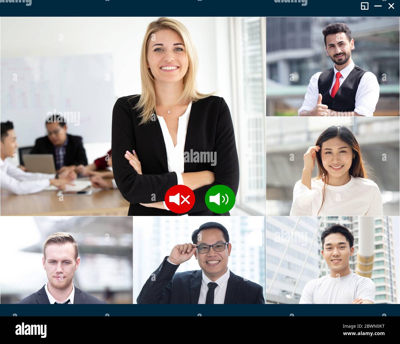 Gruppe von Business-Team arbeiten Menschen mit Videokonferenz-System genießen online sehen Gesicht sprechen durch Videoanruf Anwendung über Internet-Bildschirm concep Stockfoto