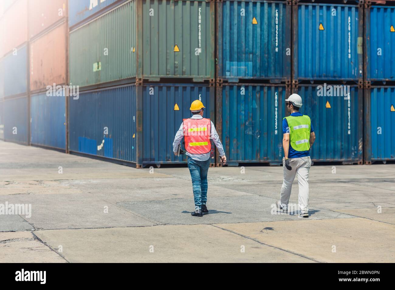 Mitarbeiter Arbeitnehmer Mittagessen Pause Walking Sicherheit Check in großen Frachtgut Lager Port Verladung Container sind für die Verschiffung Import Export Industrie. Stockfoto