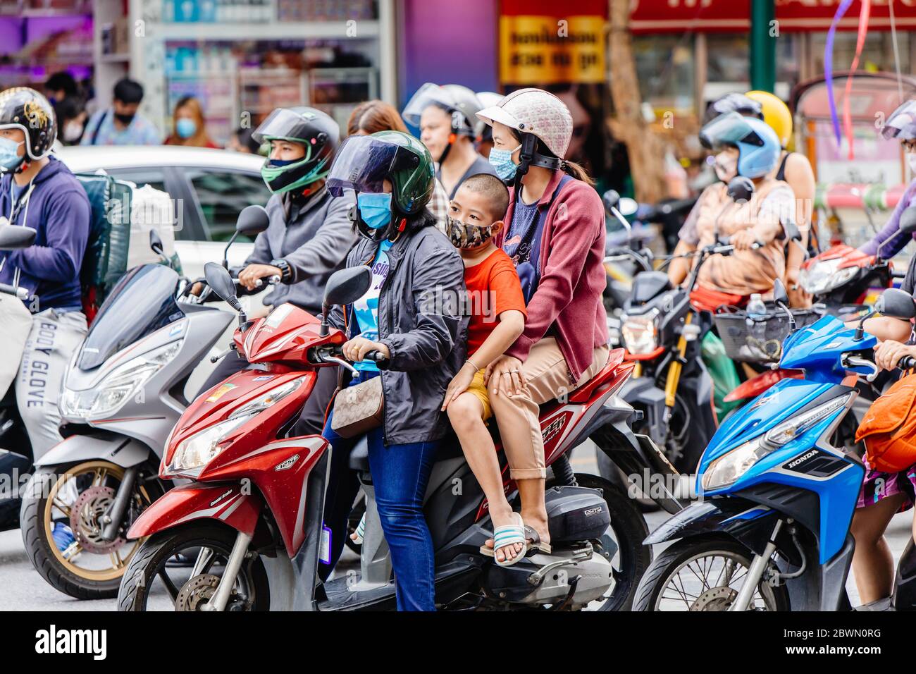 Stau in Bangkok, Reiter Menschen und Kind fahren auf der Straße mit Waring Gesichtsmaske zur Verhinderung Coronavirus und schützen schlechte Luftverschmutzung. 30 Mai 202 Stockfoto