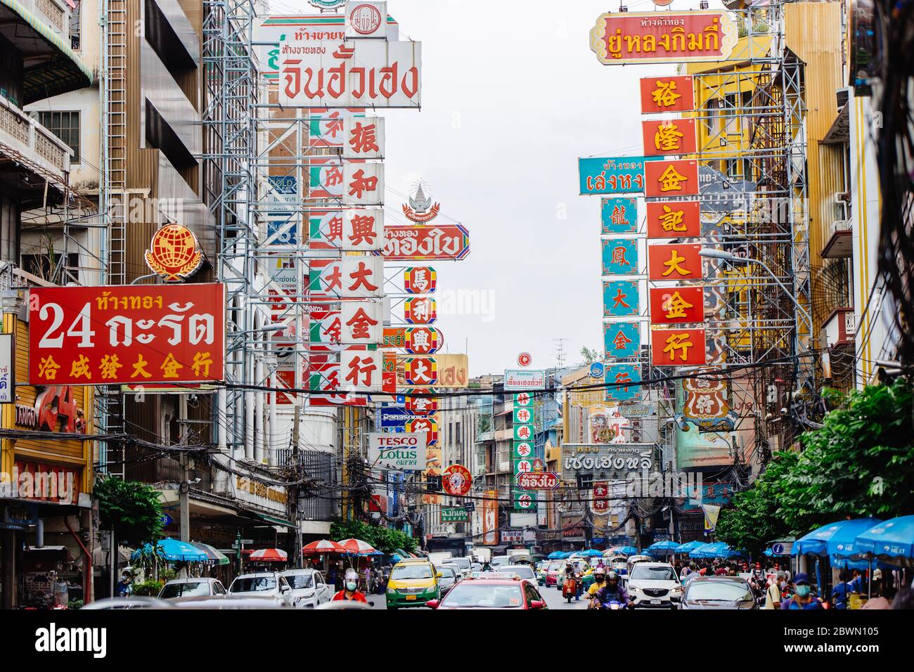 Bangkok Chinatown Yaowarat Street Zurück in die Hektik, Menschen beginnen, auf eine massive Shopping-Reise nach dem Ausbruch des Coronavirus gehen(Covid-19) Stockfoto