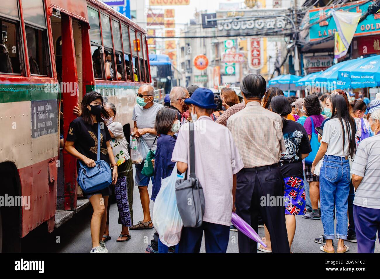 Asian Thai Menschen reduzieren Angst vor dem Ausbruch des Coronavirus (Covid-19) und Rückkehr zum normalen Leben durch das Tragen einer Maske und mit Bus öffentlichen tran Stockfoto