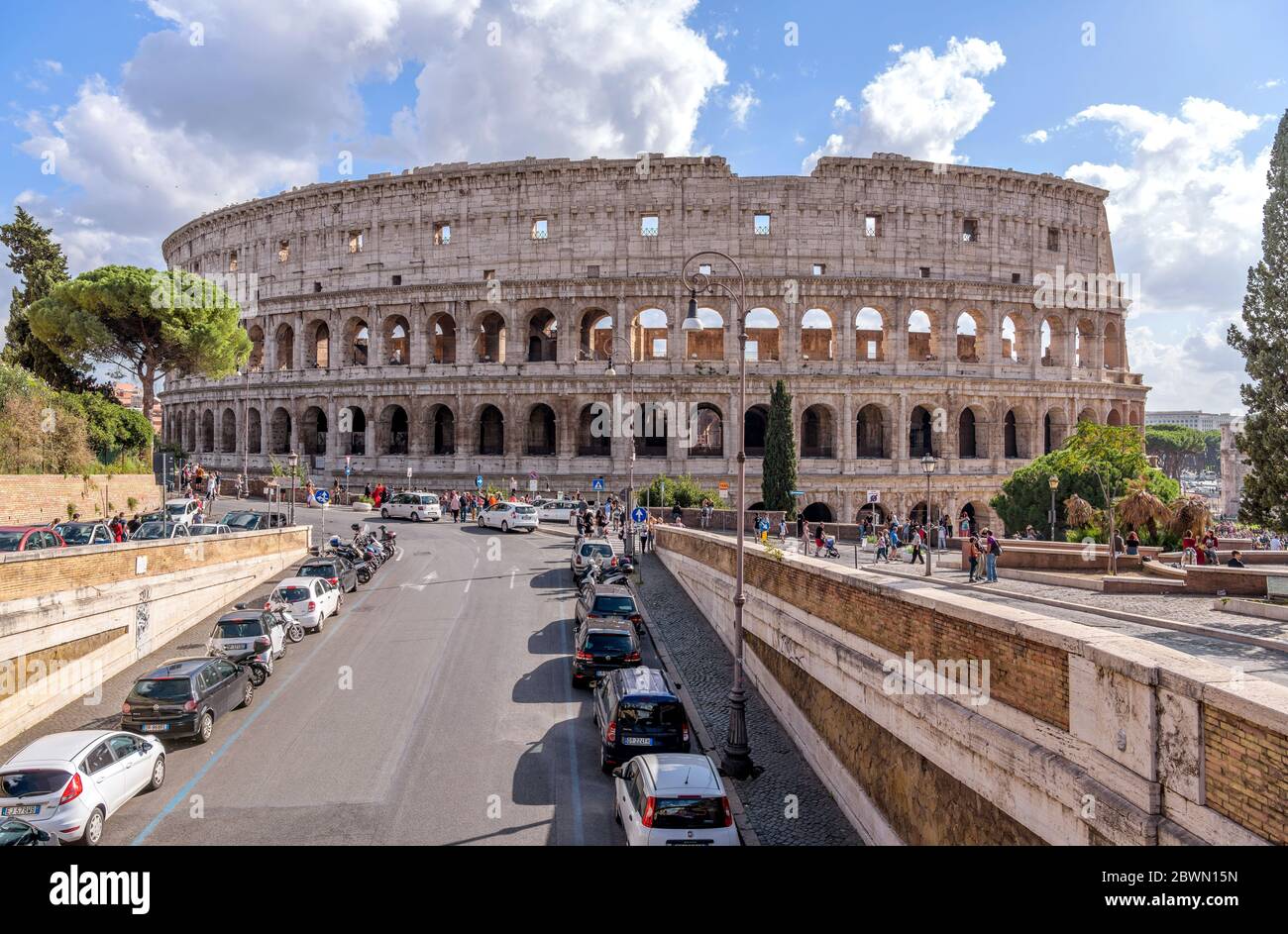 Colosseum - EINE Straße voller Blick auf die nördliche Außenwand des Kolosseums an einem sonnigen Oktobernachmittag. Rom, Italien. Stockfoto