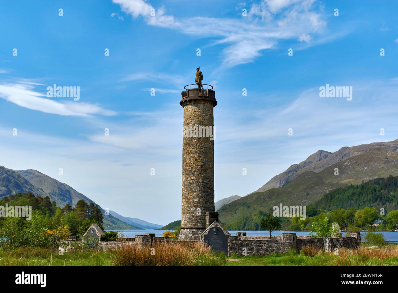 GLENFINNAN JACOBITE MONUMENT LOCHABER HIGHLANDS SCHOTTLAND DER TURM MIT EINMALIDEM HIGHLANDER Stockfoto