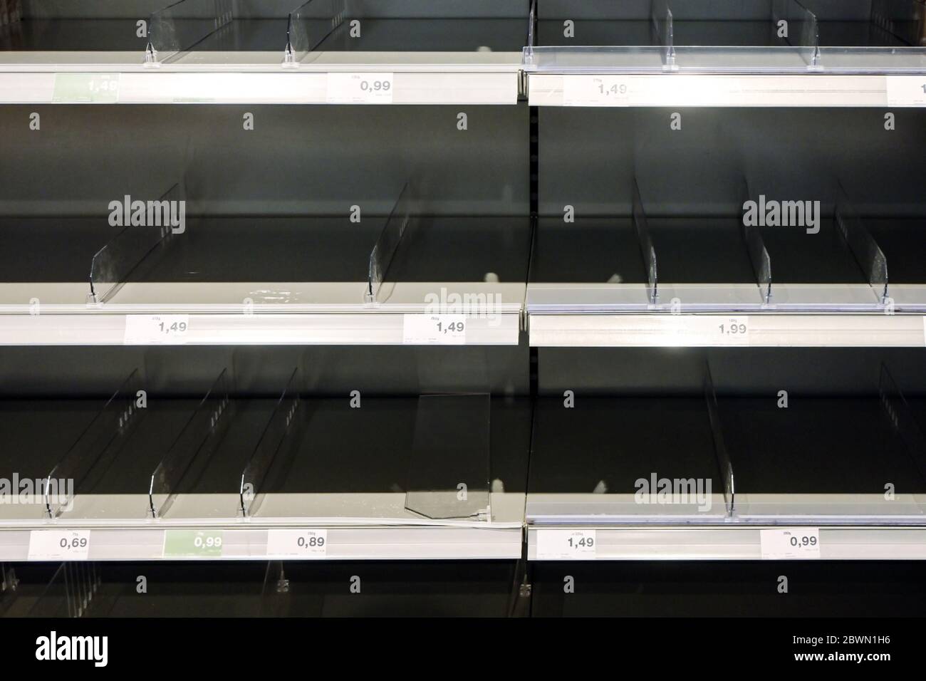 Leere Regale im Supermarkt nach Käufern Panik Kauf und Lagerung während Curonavirus-Krise, covid-19 Epidemie, ausgewählten Fokus Stockfoto