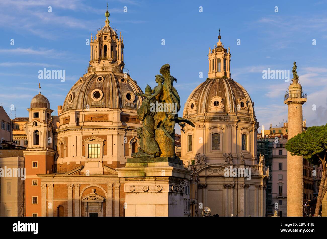 Sonnenuntergang Rom - Sanftes Abendlicht scheint auf Kuppeln der Kirche Santa Maria di Loreto, links, und der Kirche des Heiligen Namens Mariens. Italien. Stockfoto