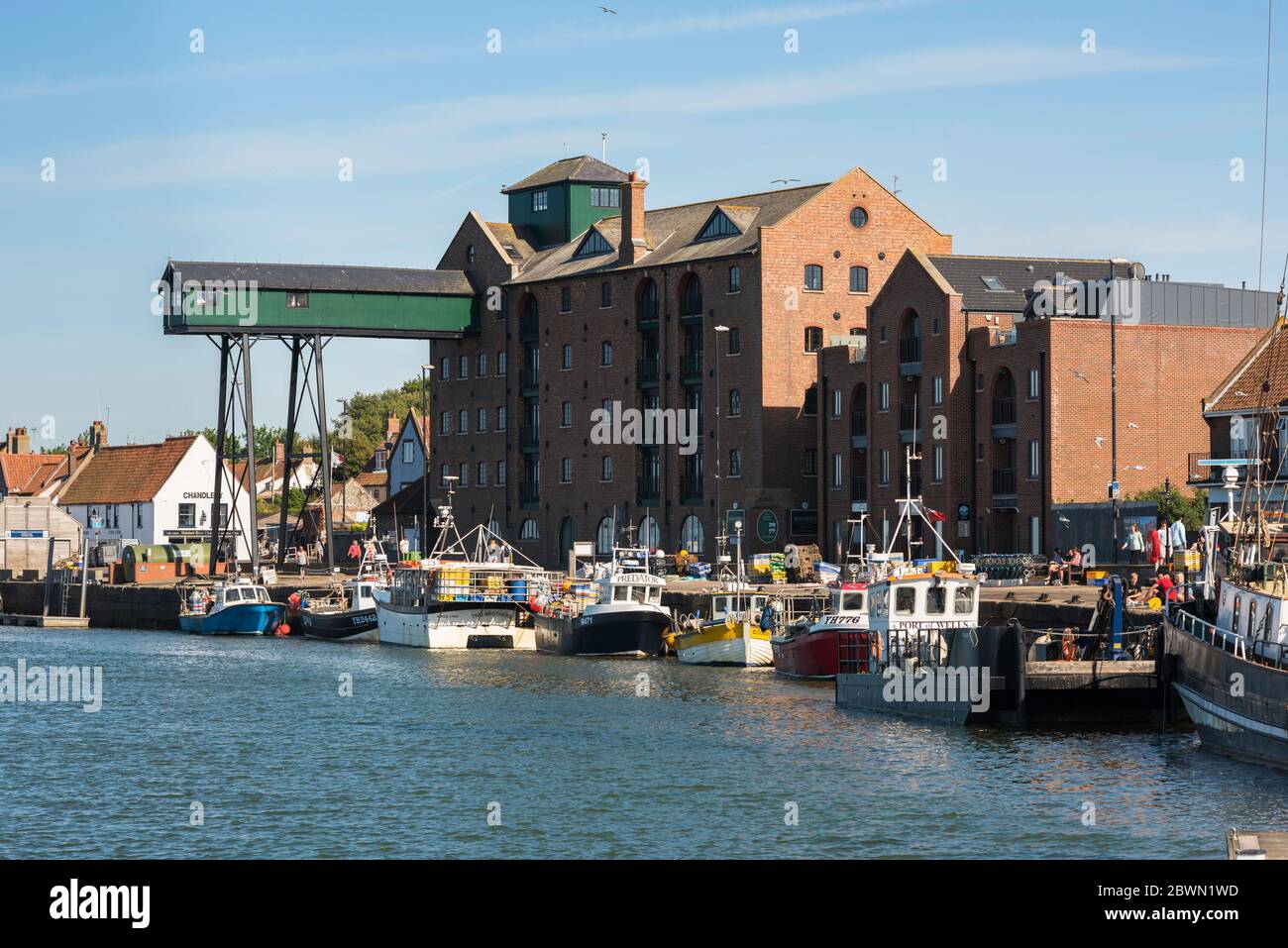 Wells Norfolk, Blick auf den Kai und ein wiederverwertungsvoller Getreidespeicher aus dem 19. Jahrhundert im Hafengebiet von Wells-next-the-Sea an der nördlichen Norfolk-Küste. Stockfoto