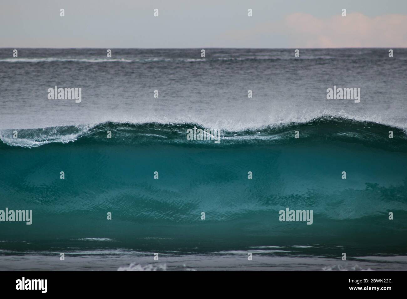Schöne blaue Welle über dem Meer brechen Stockfoto