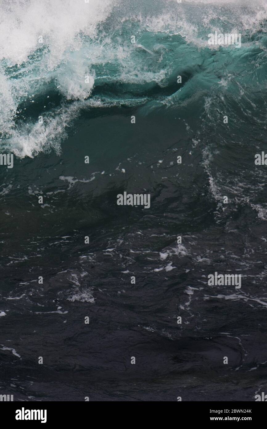 Große blaue Welle im Begriff zu brechen Stockfoto