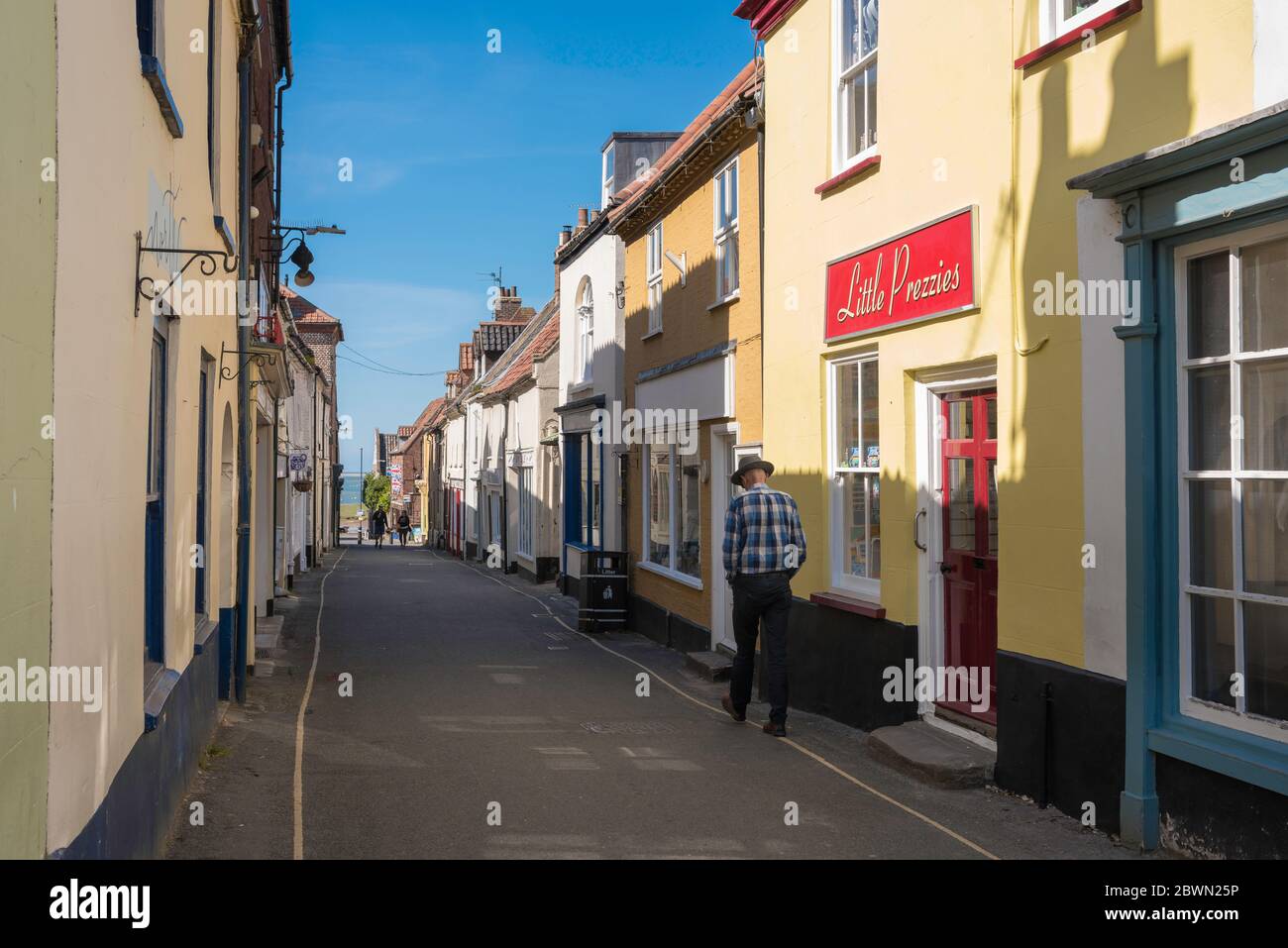 Wells neben dem Sea Norfolk, Blick im Sommer entlang Staith Street, der Haupteinkaufsstraße im Norden Norfolkhafens von Wells-next-the-Sea, Großbritannien Stockfoto