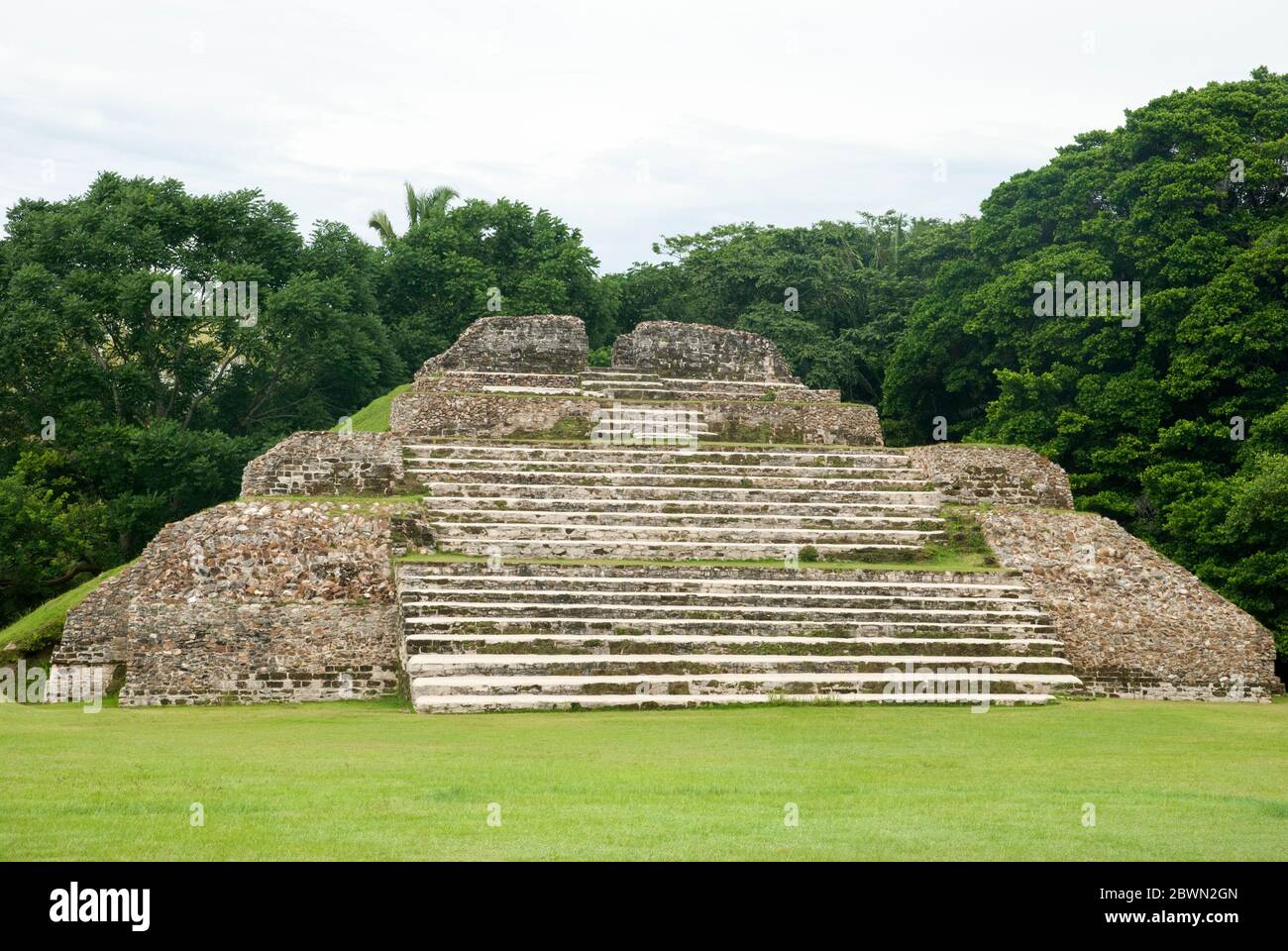 Die kleine Pyramide der alten Maya-Stadt Altun Ha in Belize. Stockfoto